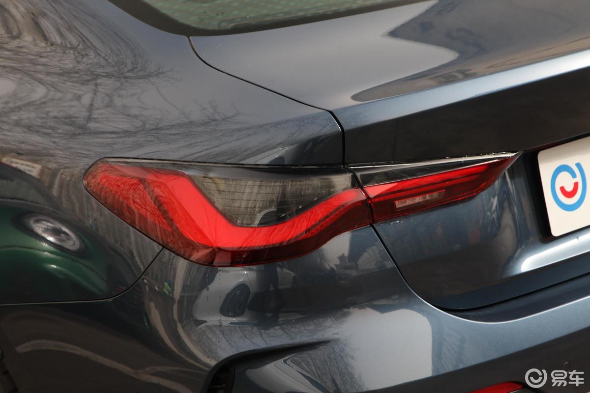 【宝马4系2021款双门轿跑车 425i m运动套装尾灯侧45度俯拍汽车图片