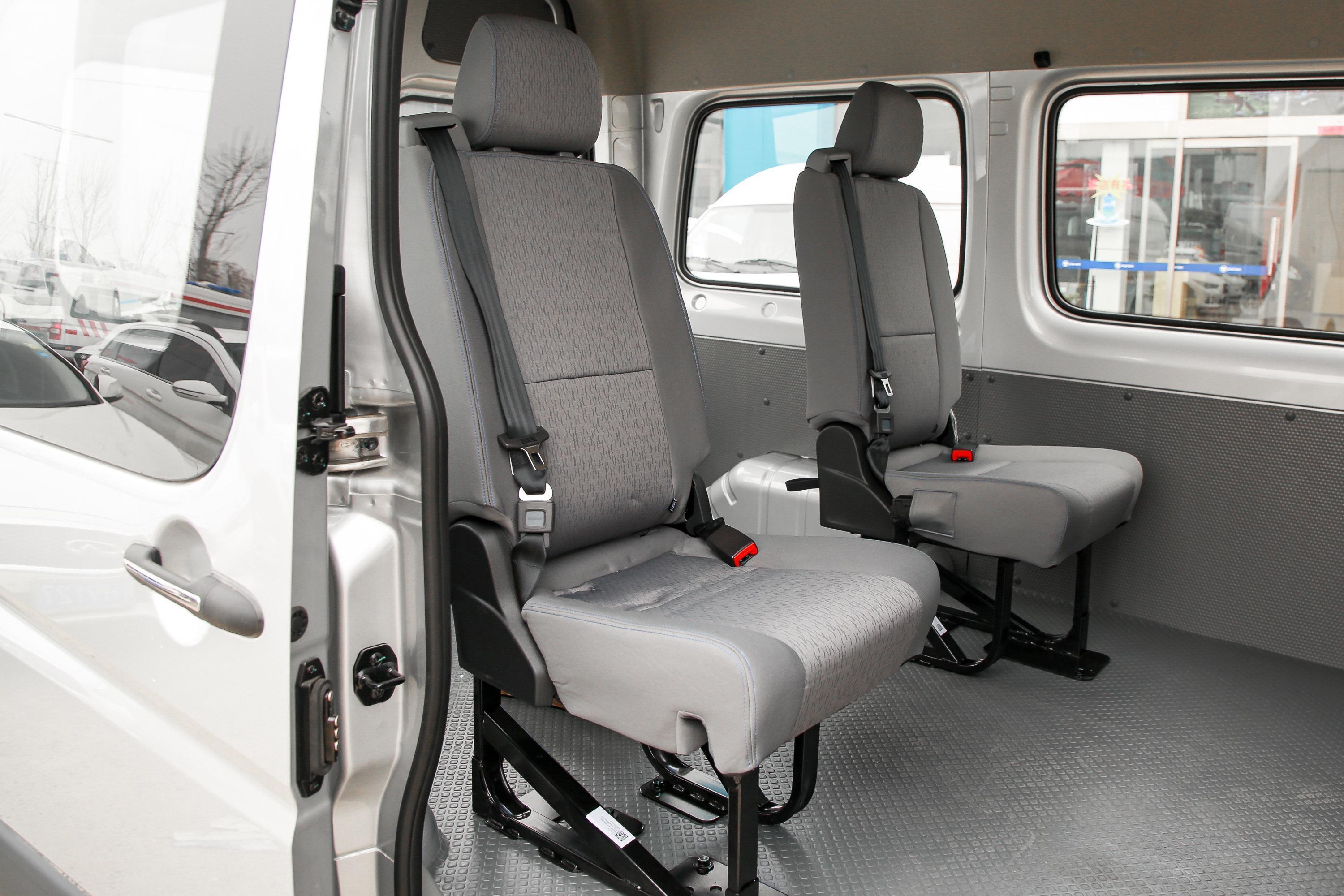 2021款 图雅诺 通途2 .0t 手动 短轴中顶 5/6座空间