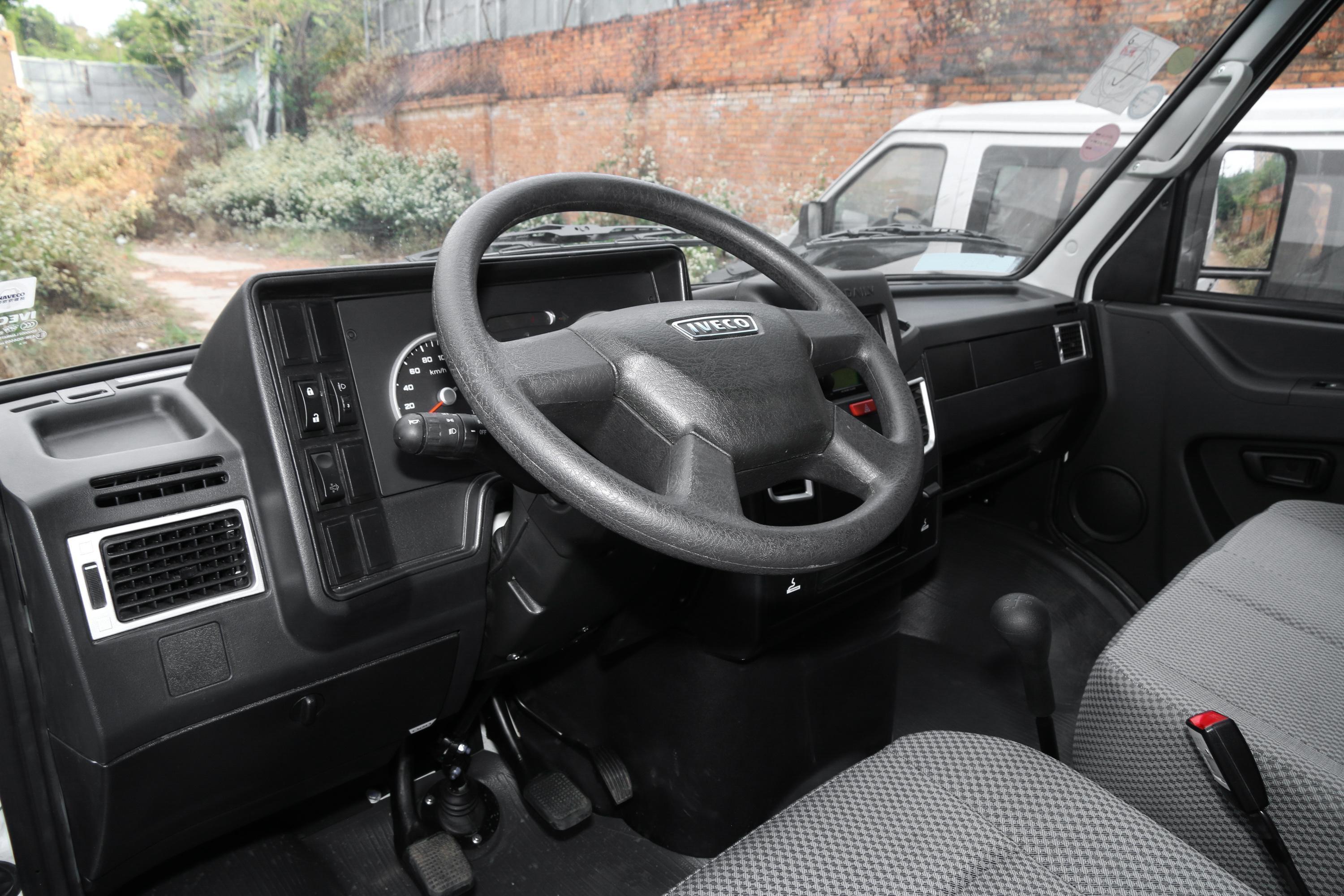 2020款依维柯得意厢货v3528t手动中顶双胎侧移门3座国vi