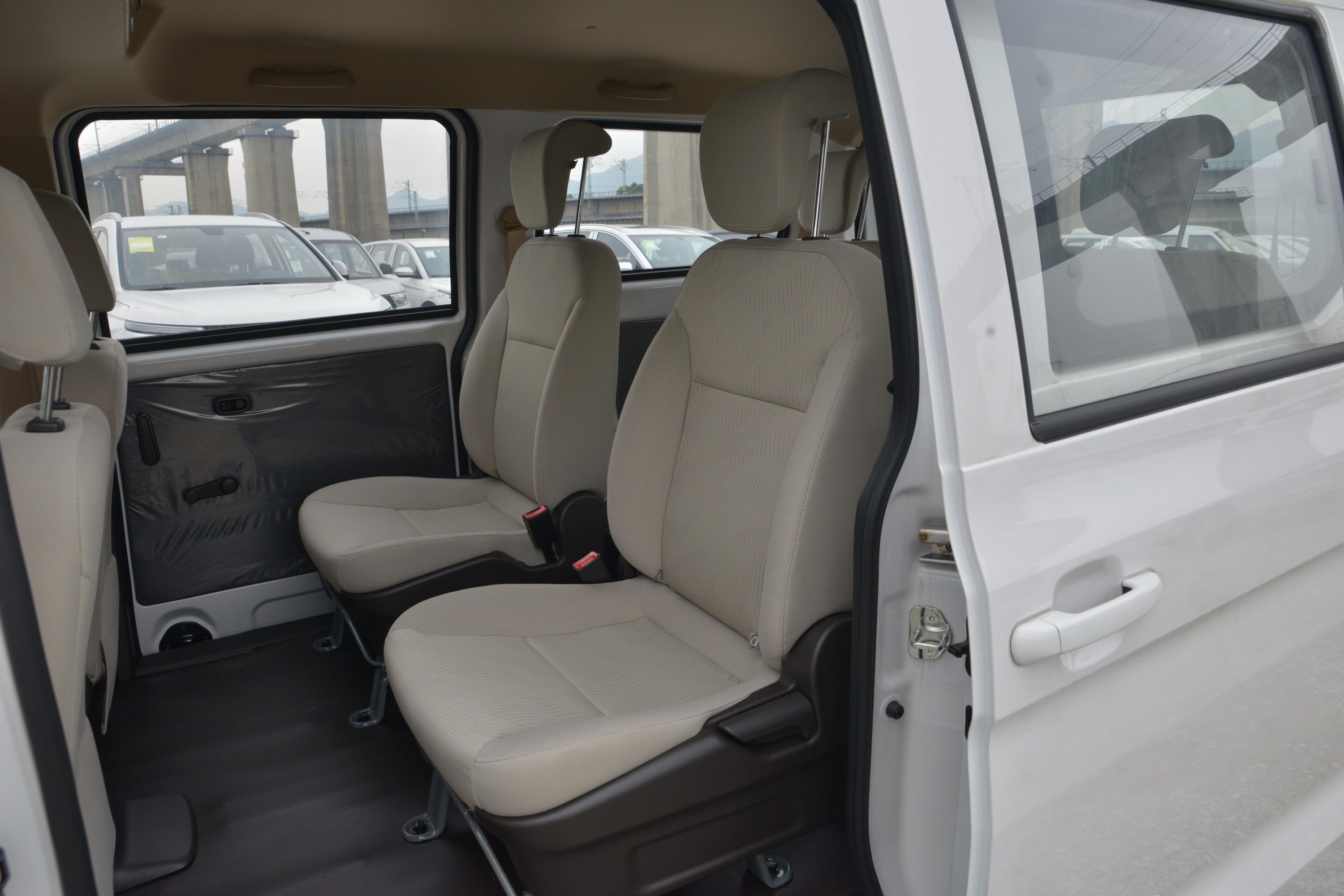 2021款五菱宏光v15l手动劲享版