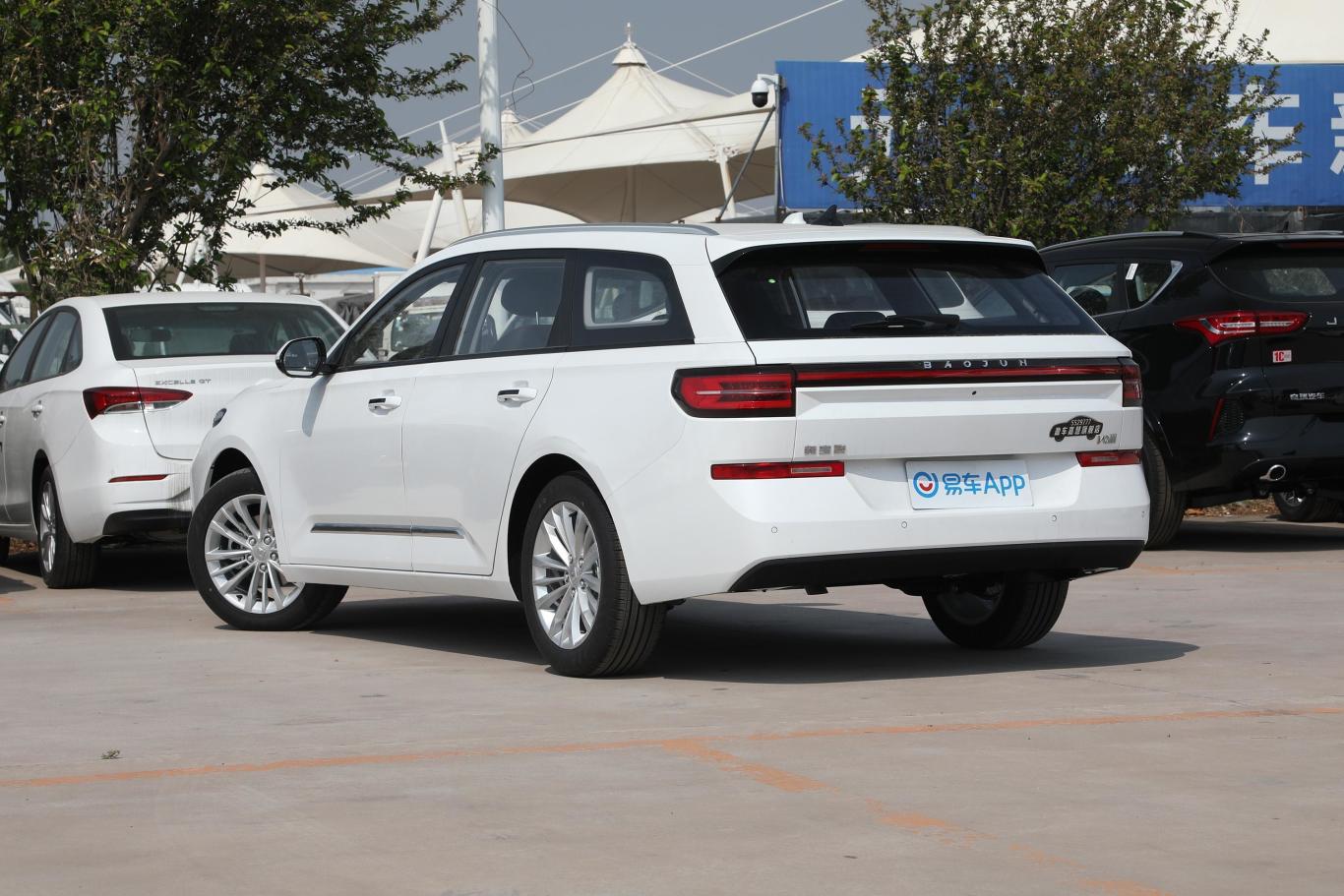 宝骏valli1.5t cvt 大理天空侧后45度车头向左水平