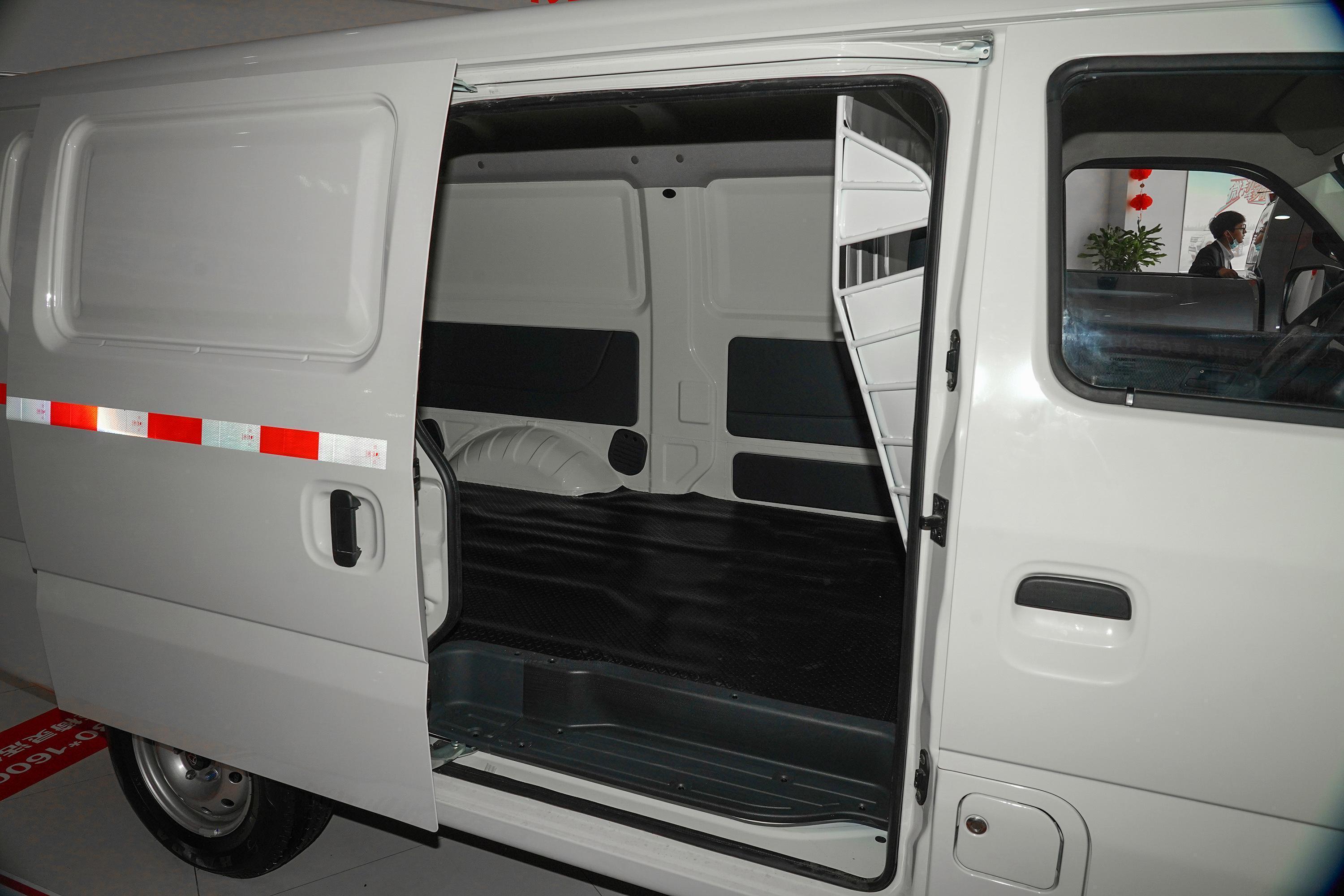 2019款 长安之星9 ev ev260 厢式运输车标准型空间