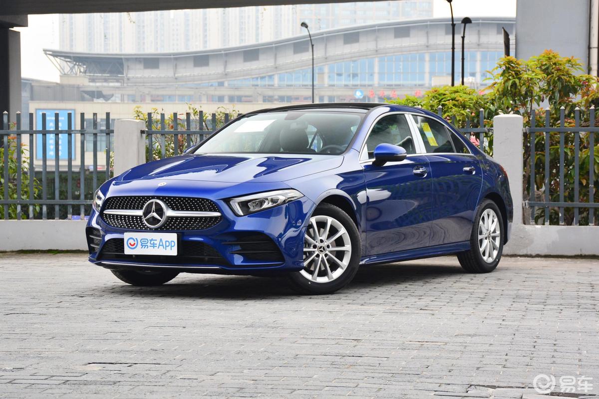 【奔驰a级2021款a 200 l 运动轿车动感型侧前45度车头向左水平汽车