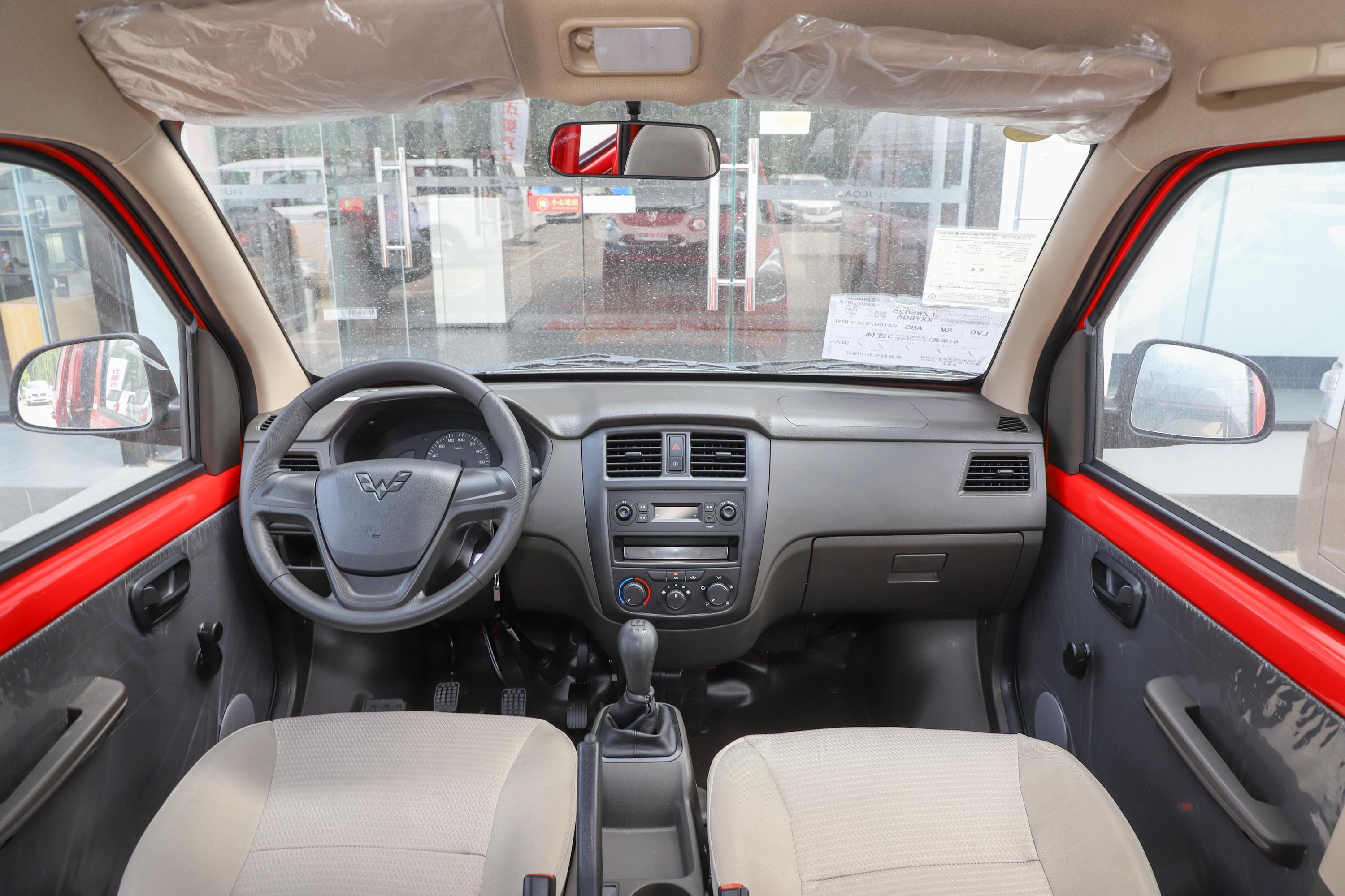 2021款 五菱荣光s 1.2l 基本型厢式运输车 5座 国vi内饰