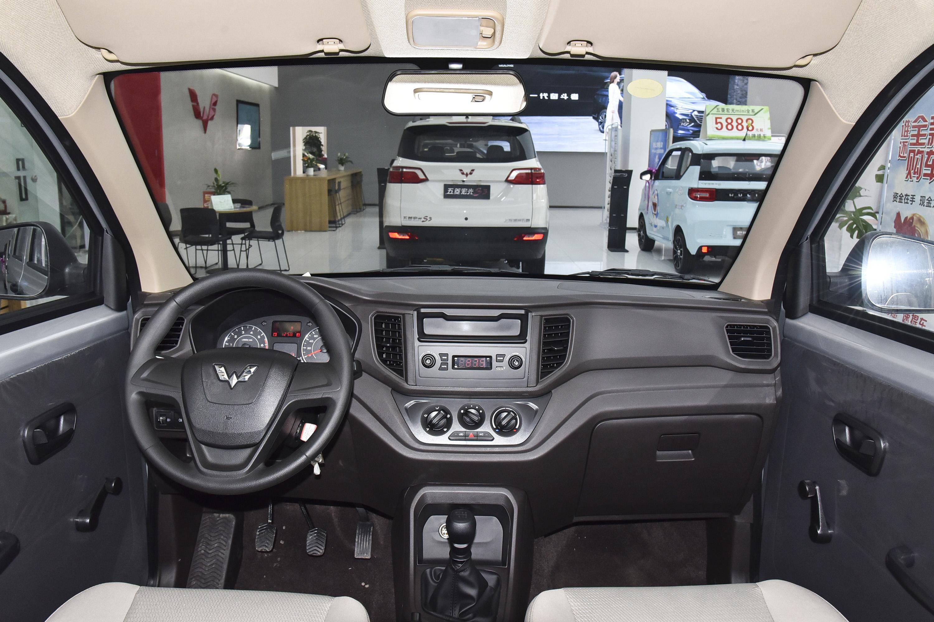 2021款 五菱宏光v 1.5l 手动 劲取版内饰