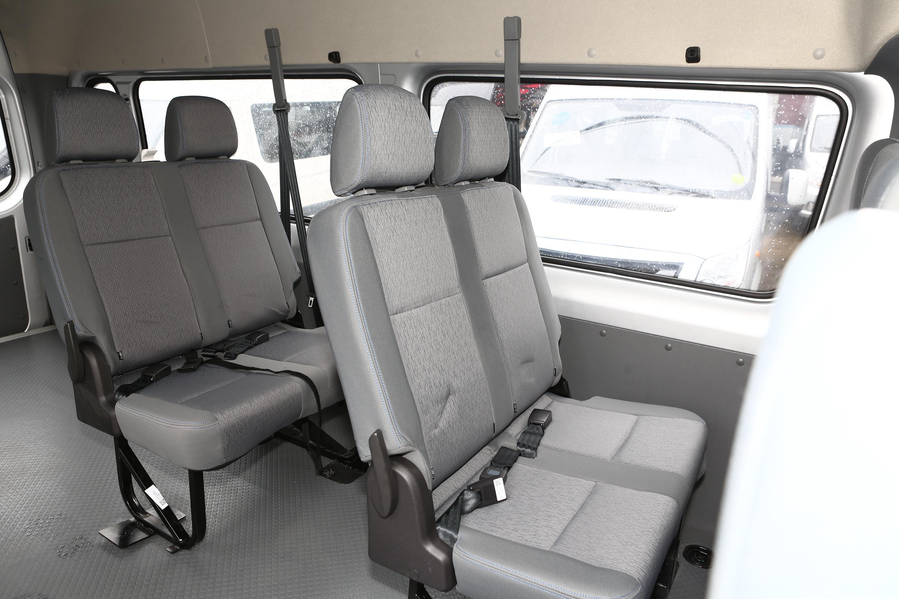 2021款 图雅诺 通途 2.8t 手动 加长轴中顶 5/6/7座空间