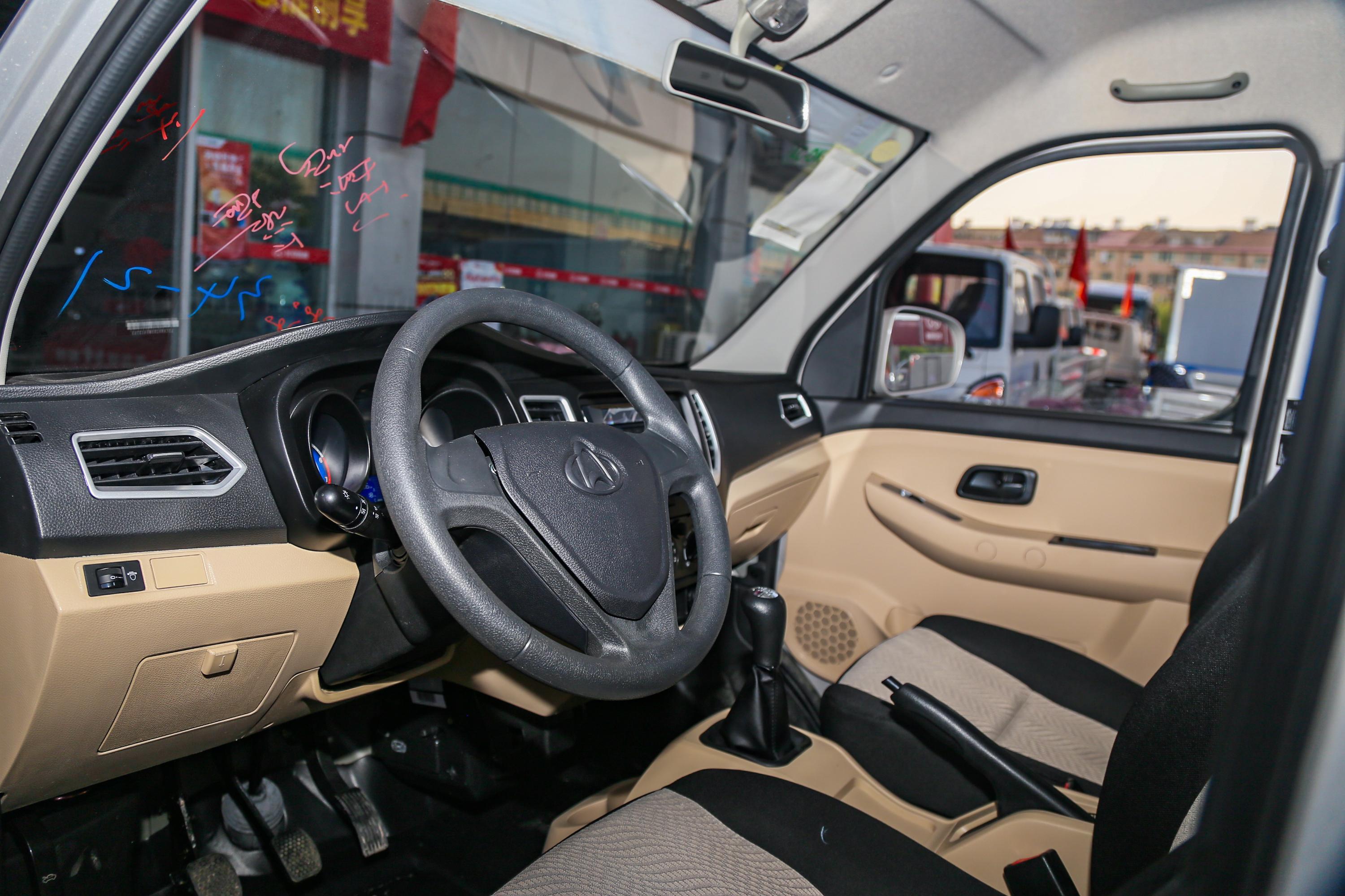 2021款 新豹t3 柳机1.2l 91马力 3080轴距 单排载货汽车  国Ⅵ内饰