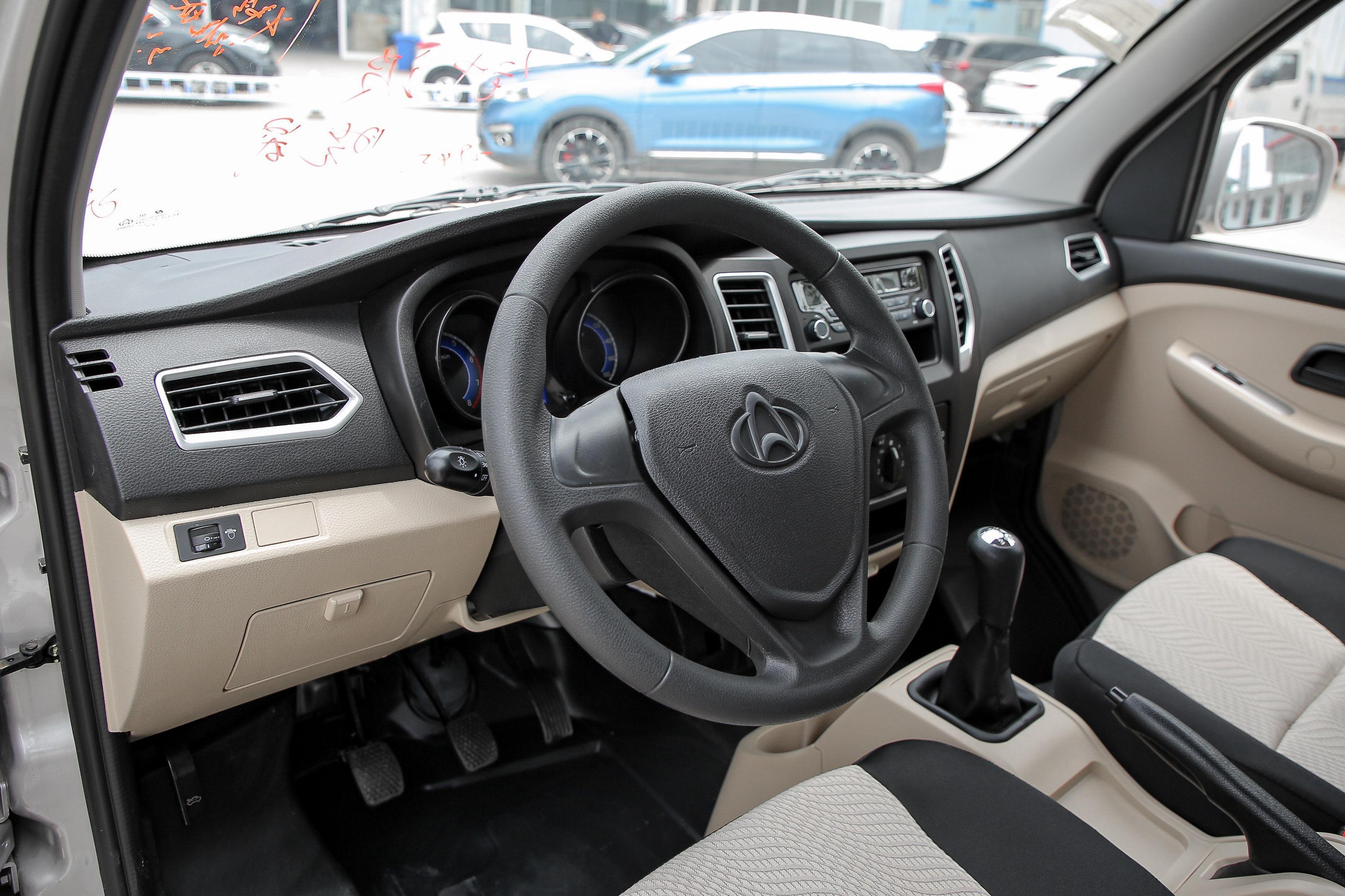 2021款 新豹t3 东安1.6l 122马力 3080轴距 单排厢式运输车 国Ⅵ内饰