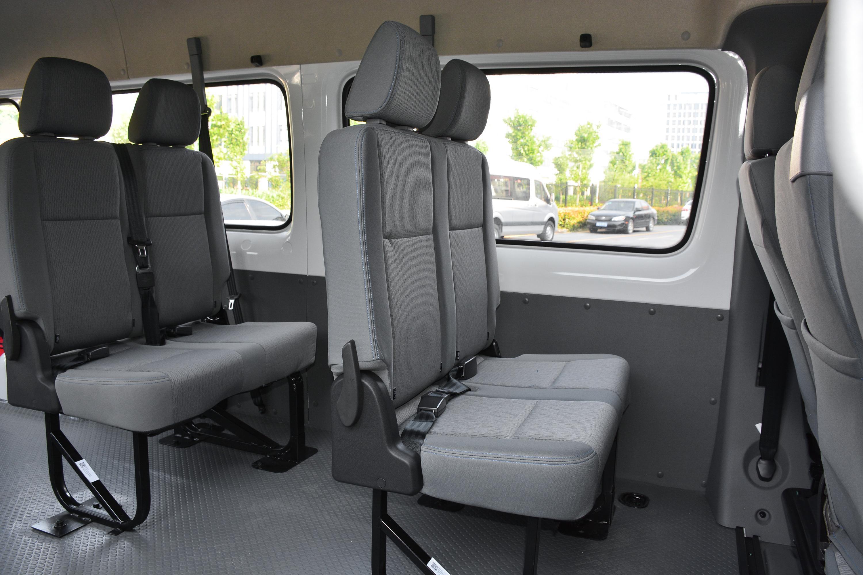 2021款 图雅诺 通途 2.8t 手动 加长轴中顶 6/7座空间