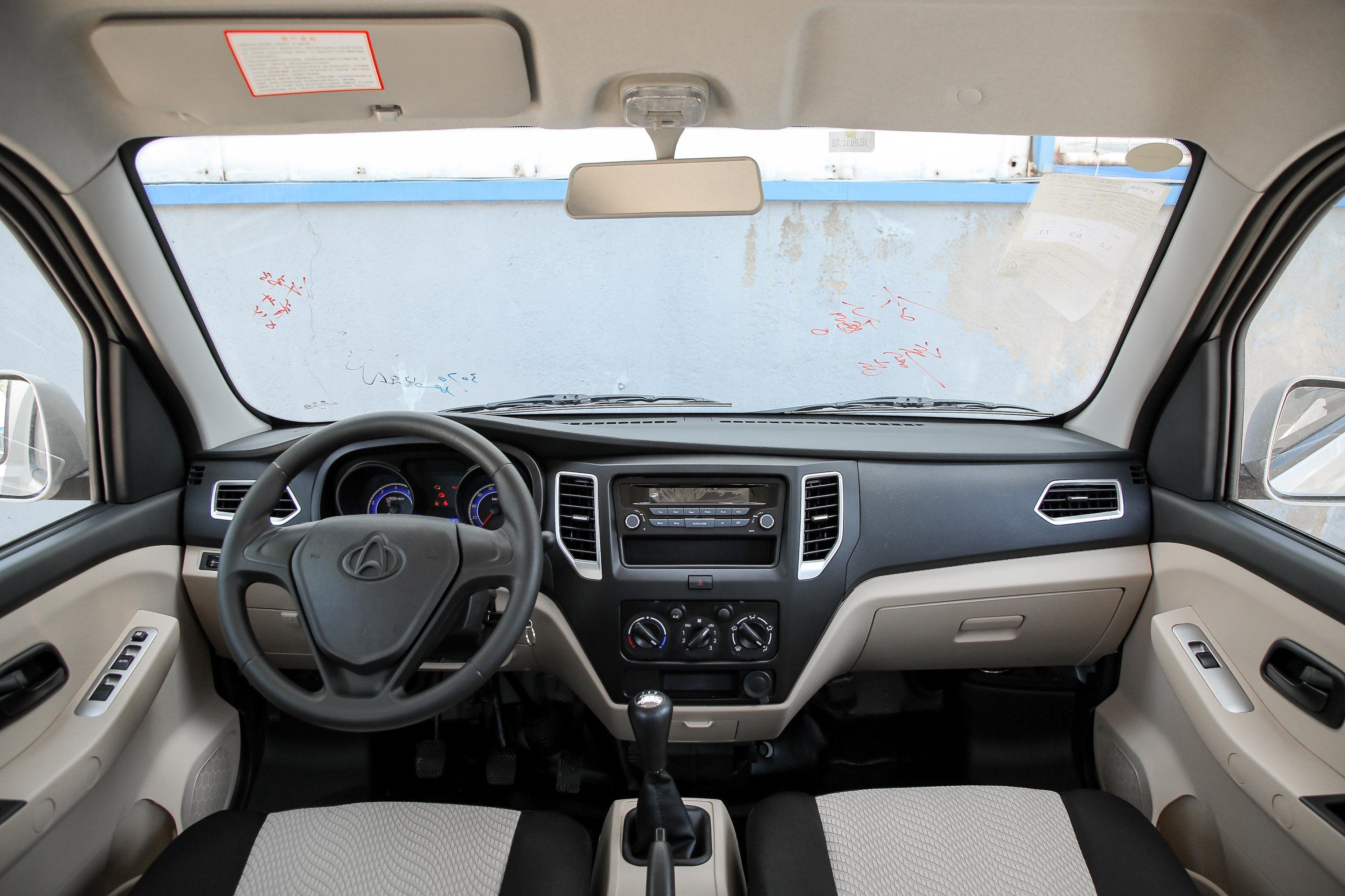 2021款 新豹t3 柳机1.2l 91马力 3250轴距 双排载货汽车 国Ⅵ内饰