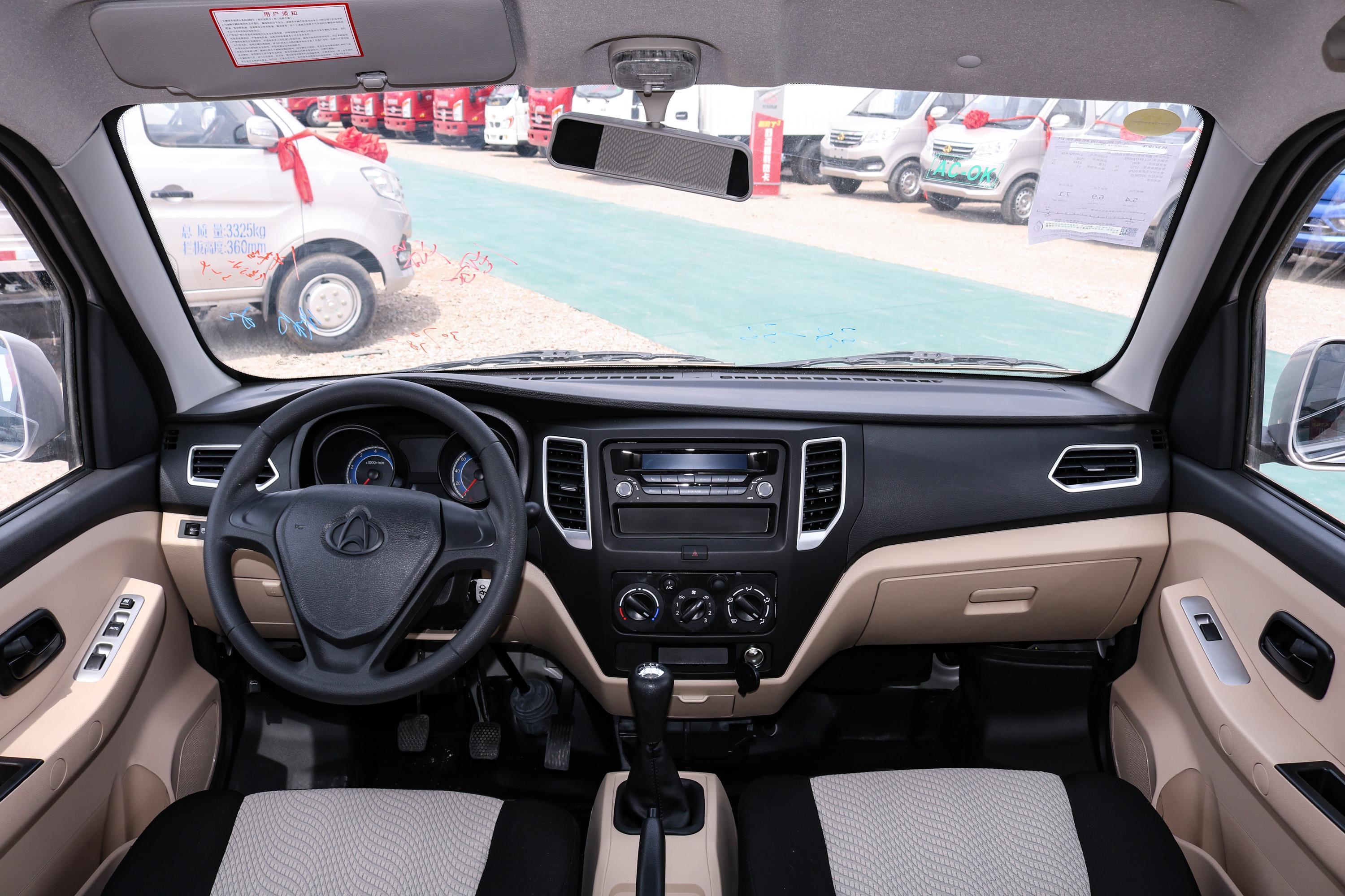 2021款 新豹t3 柳机1.2l 91马力 3080轴距 双排载货汽车 国Ⅵ内饰