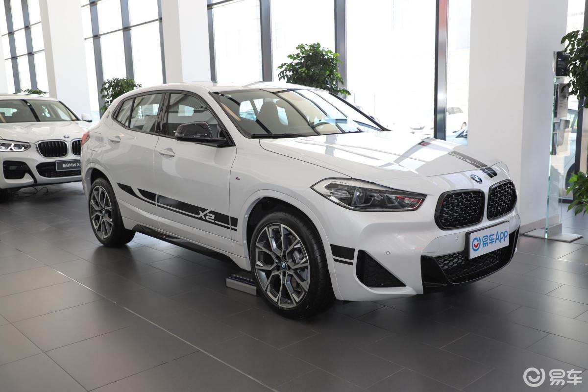 【宝马x22021款sdrive25i 曜夜版侧前45度车头向右水平汽车图片-汽车