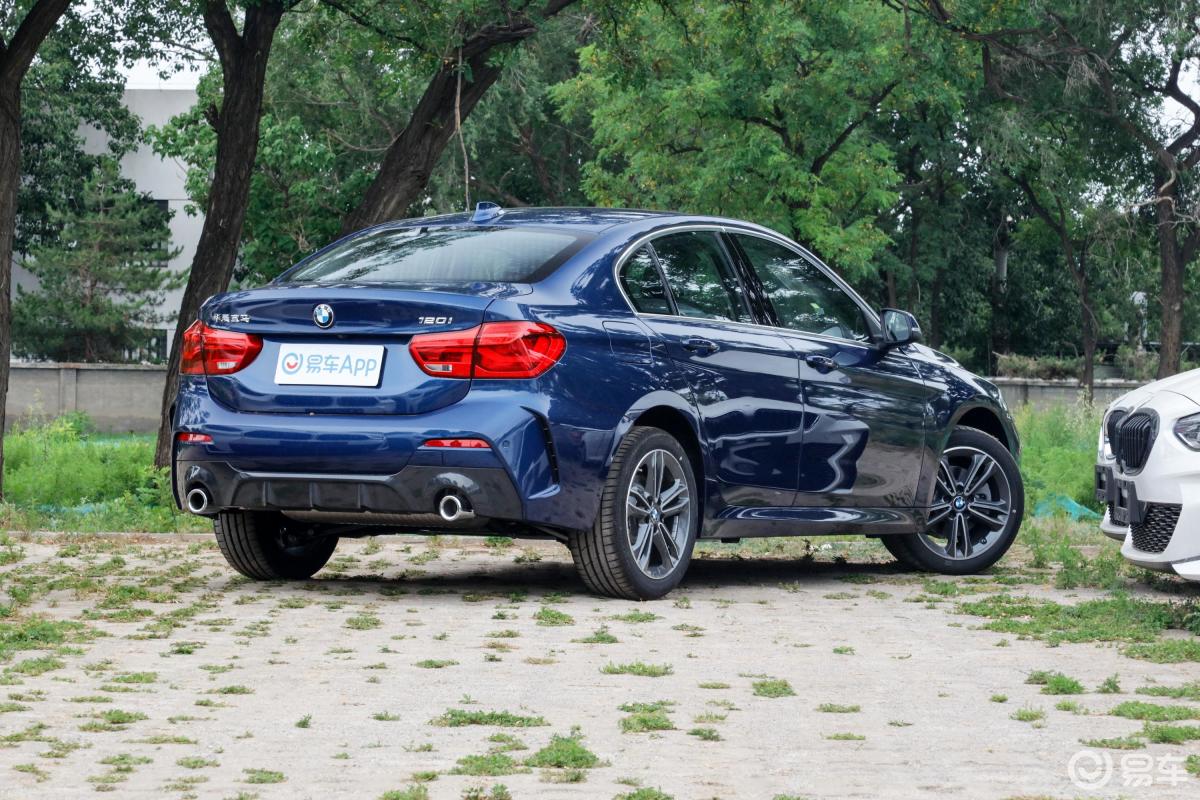 【宝马1系2021款改款 120i m运动版侧后45度车头向右水平汽车图片