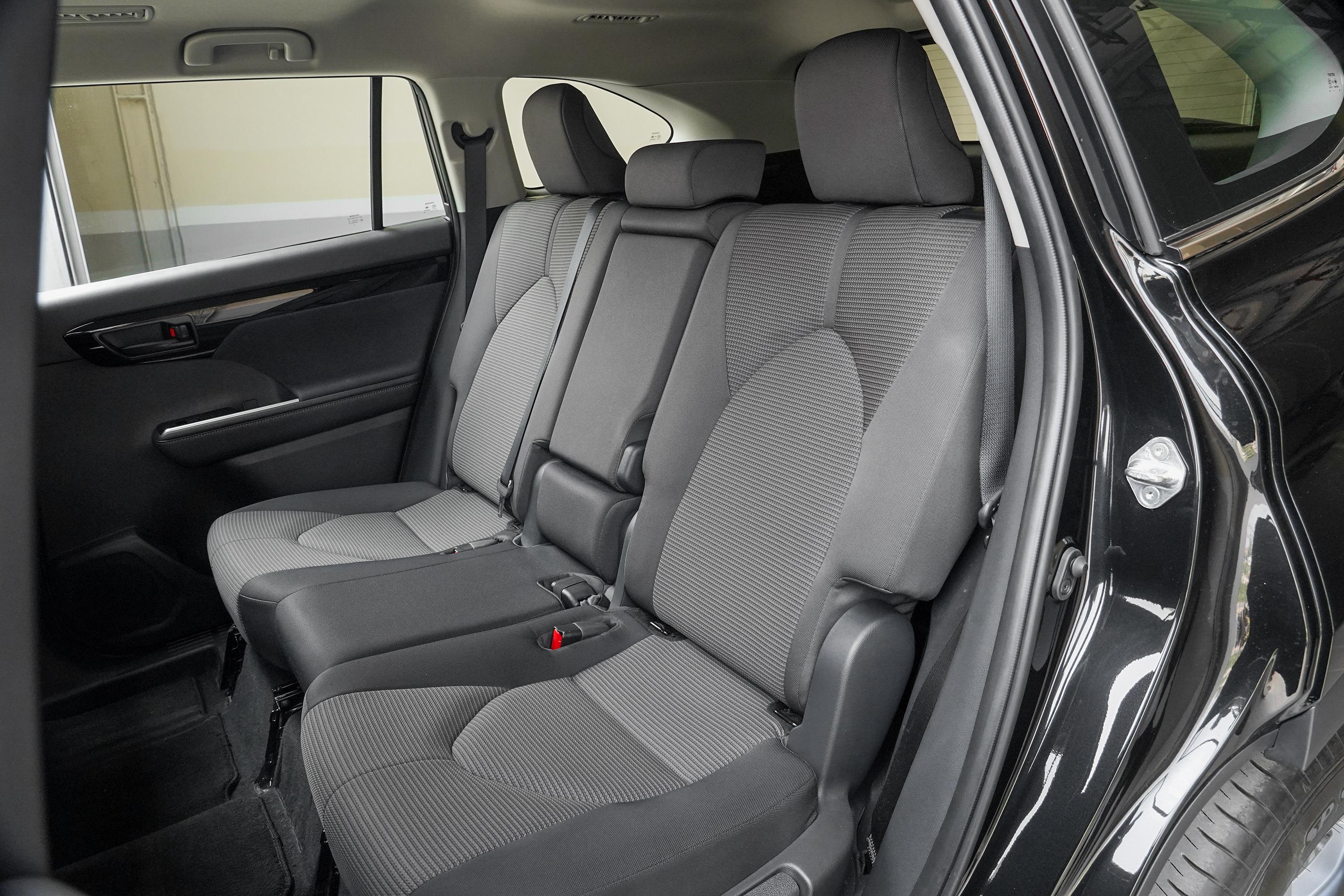 2022款 汉兰达 双擎 2.5l e-cvt 两驱 精英版 5座空间