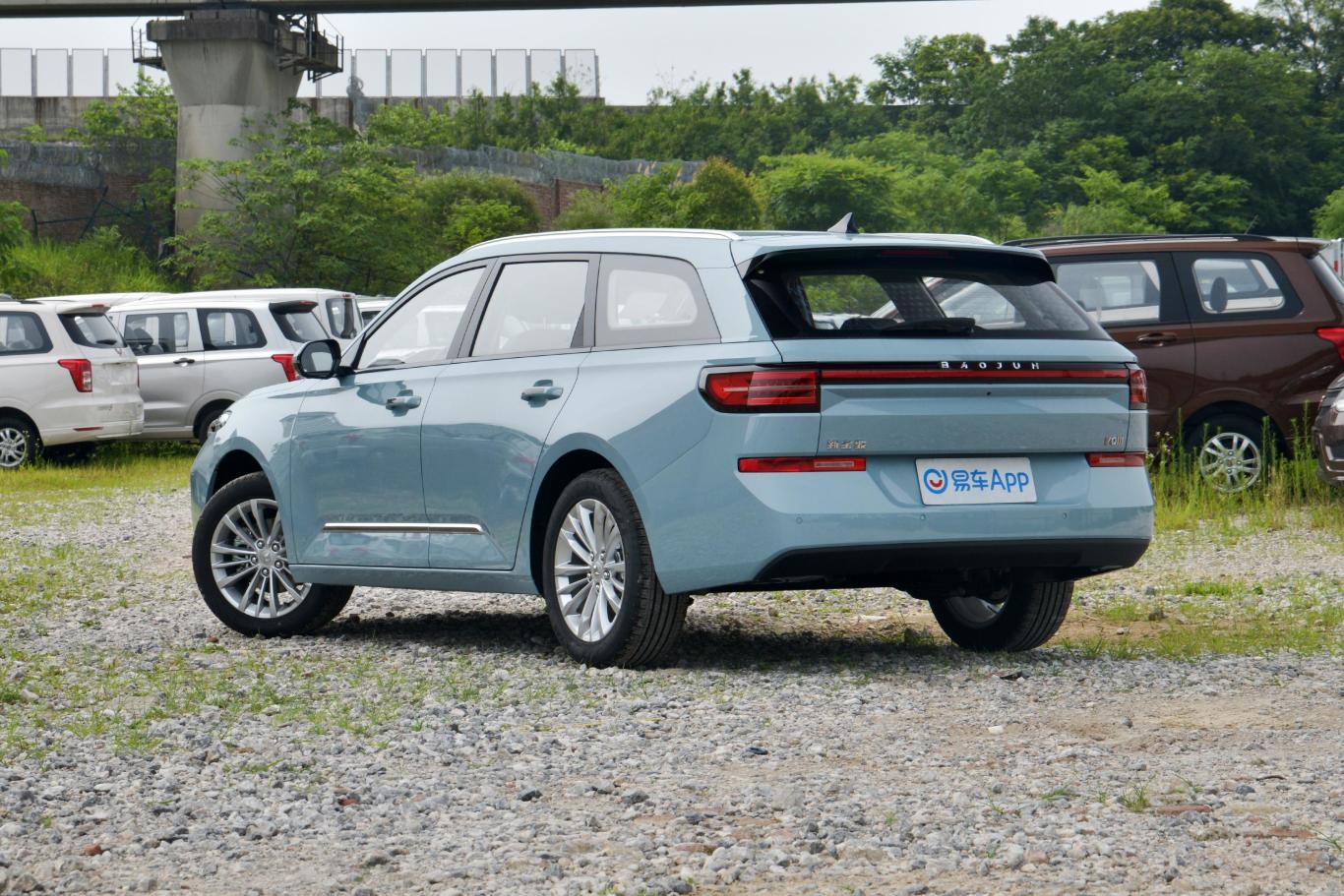 宝骏valli1.5t cvt 大理天空侧后45度车头向左水平