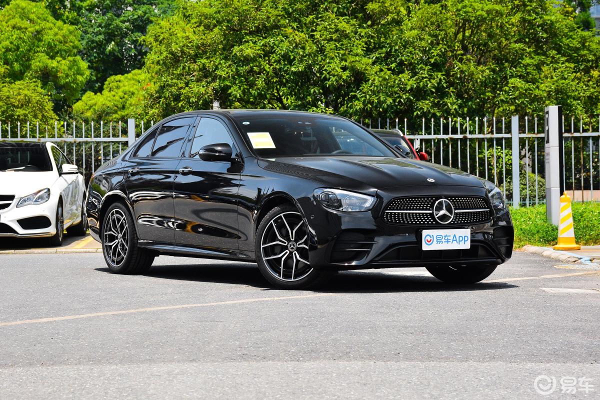 【奔驰e级(进口)2021款改款 e 300 运动版侧前45度车头向右水平汽车