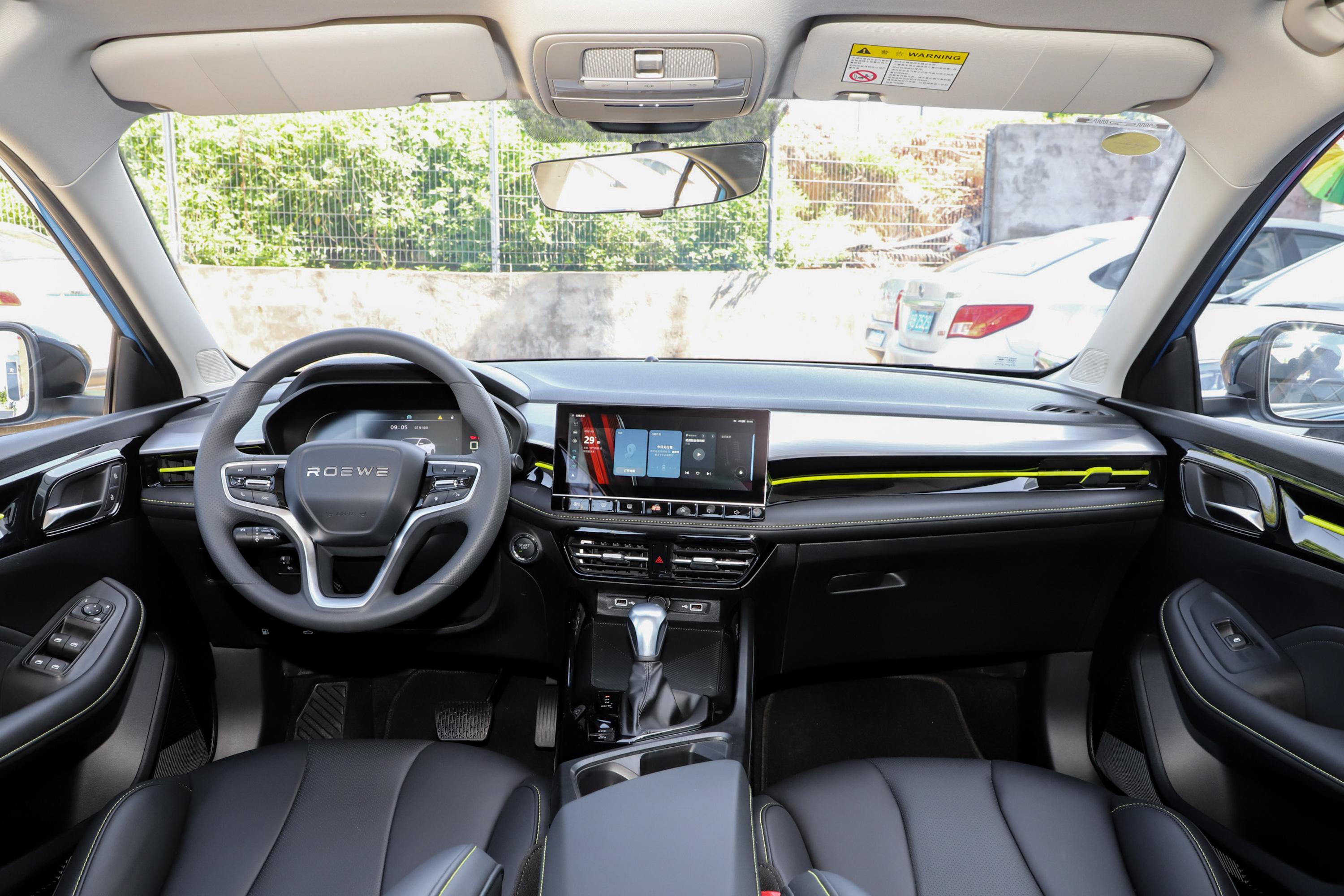 2021款 荣威i5 1.5l cvt 钻石版内饰