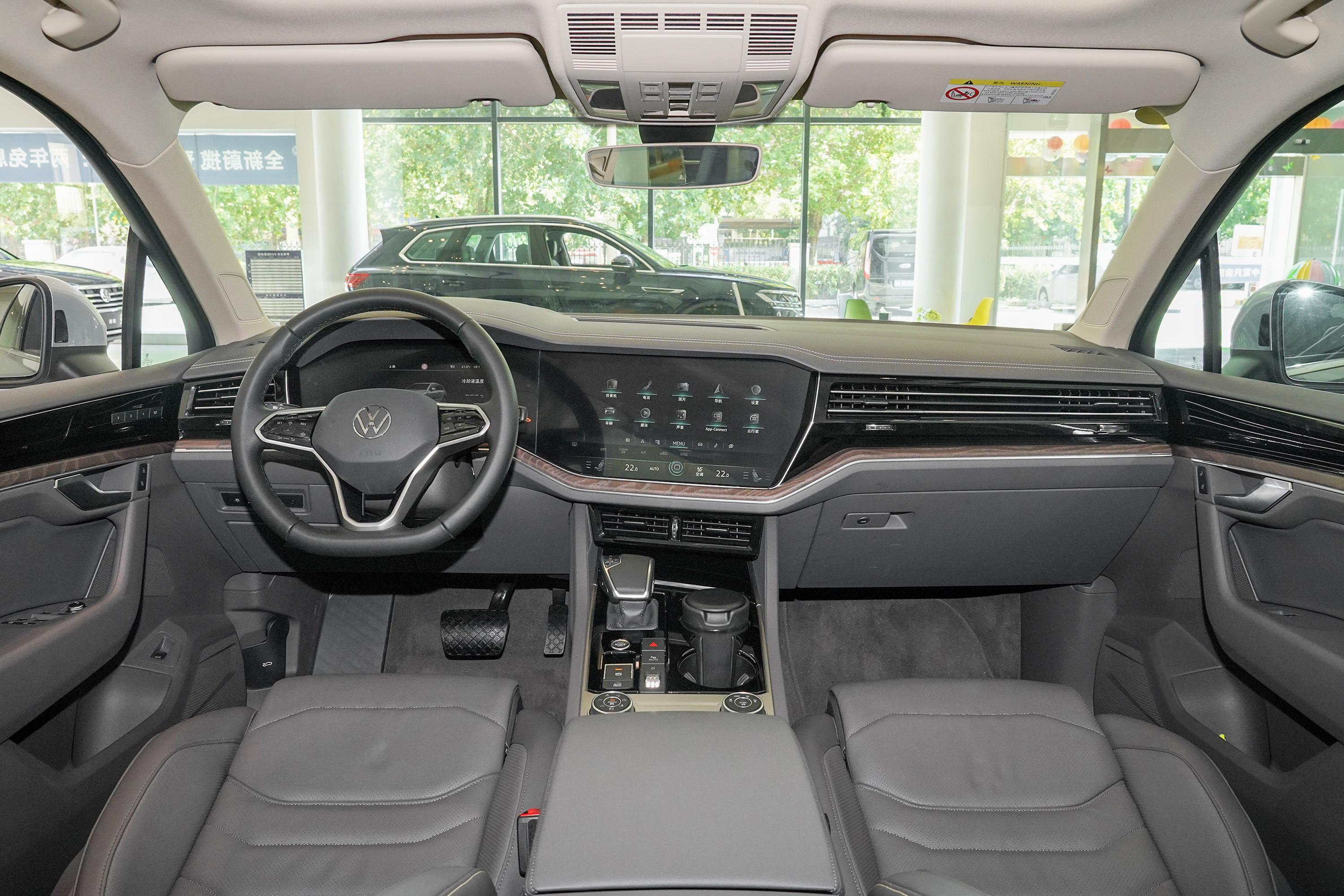 2021款 途锐 3.0tsi 锐享版 经典运动套装内饰