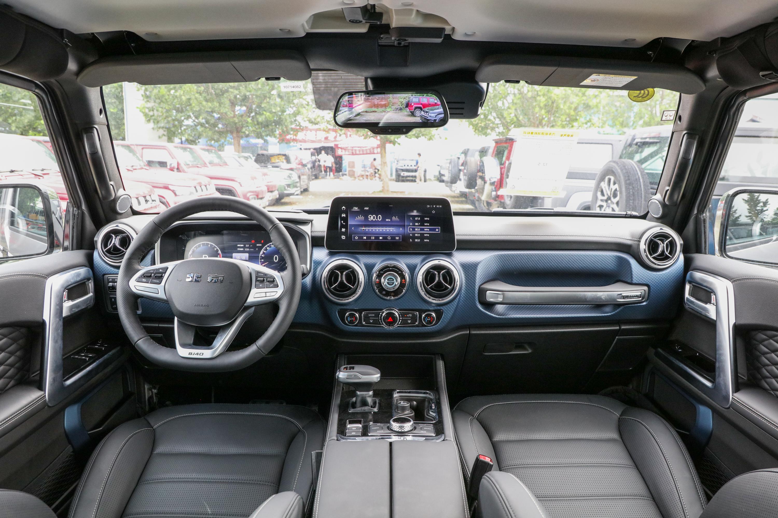 2021款 北京bj40 2.0t 手自一体 s系列 环塔冠军版内饰