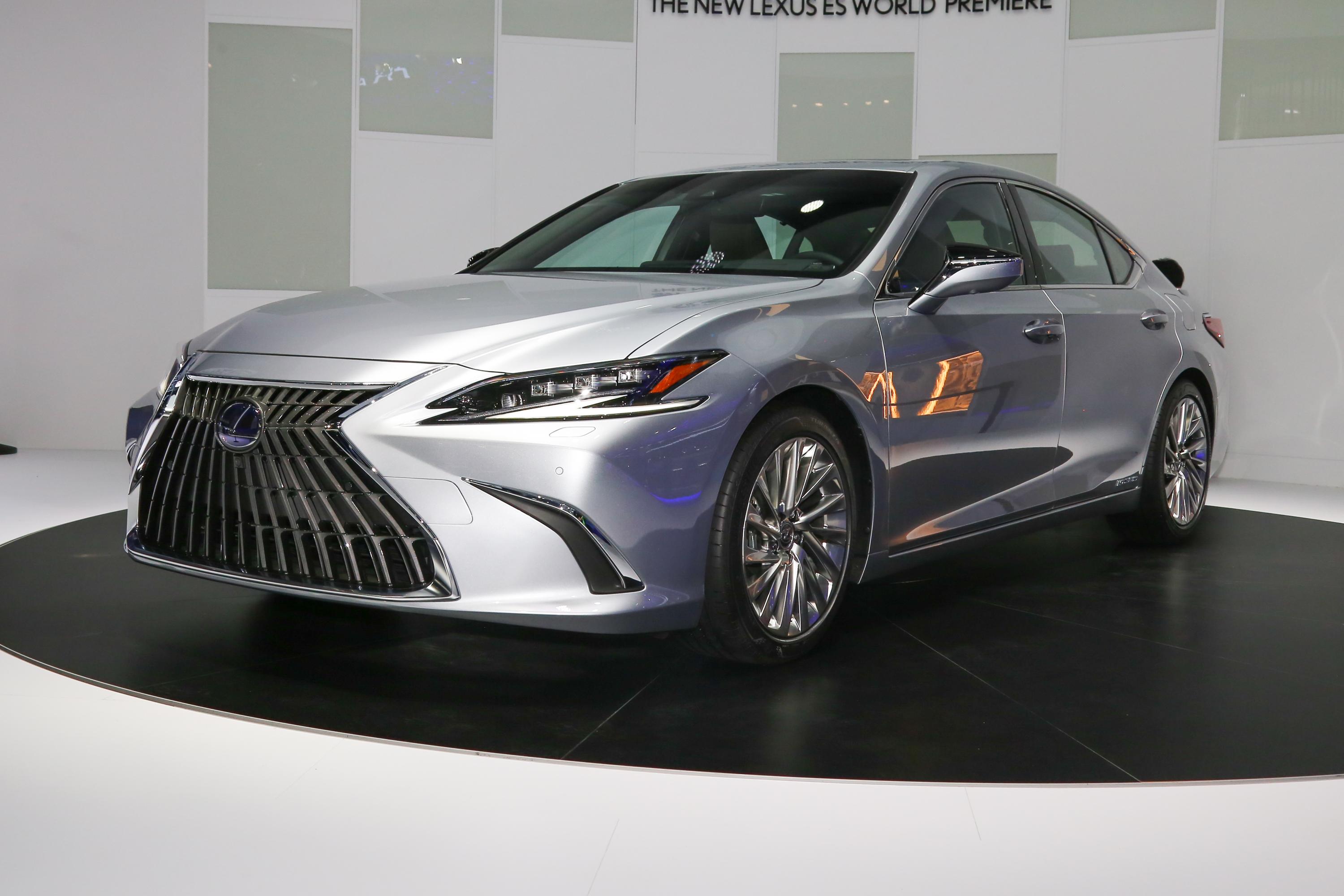 2021款雷克萨斯es300h行政版