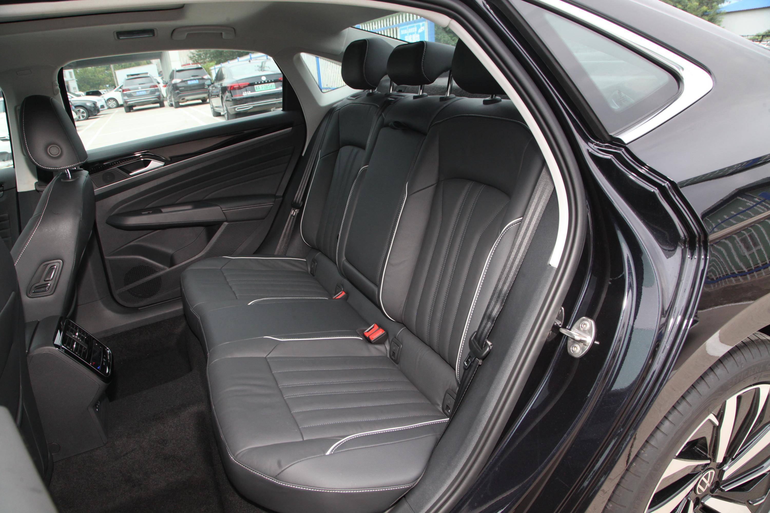 2022款帕萨特330tsi双离合精英版