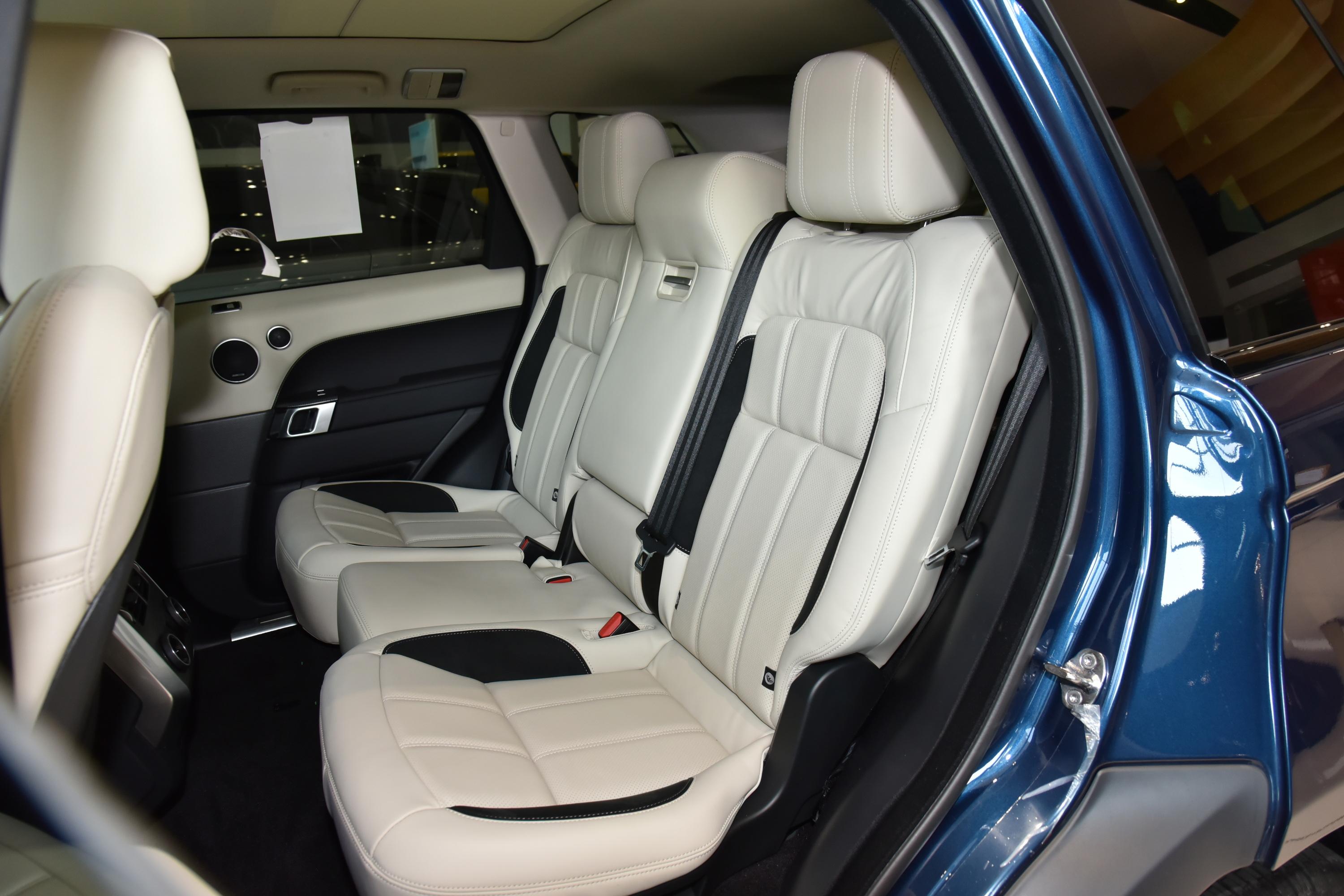 2022款 揽胜运动版 3.0 l6 墨蓝鎏光版空间