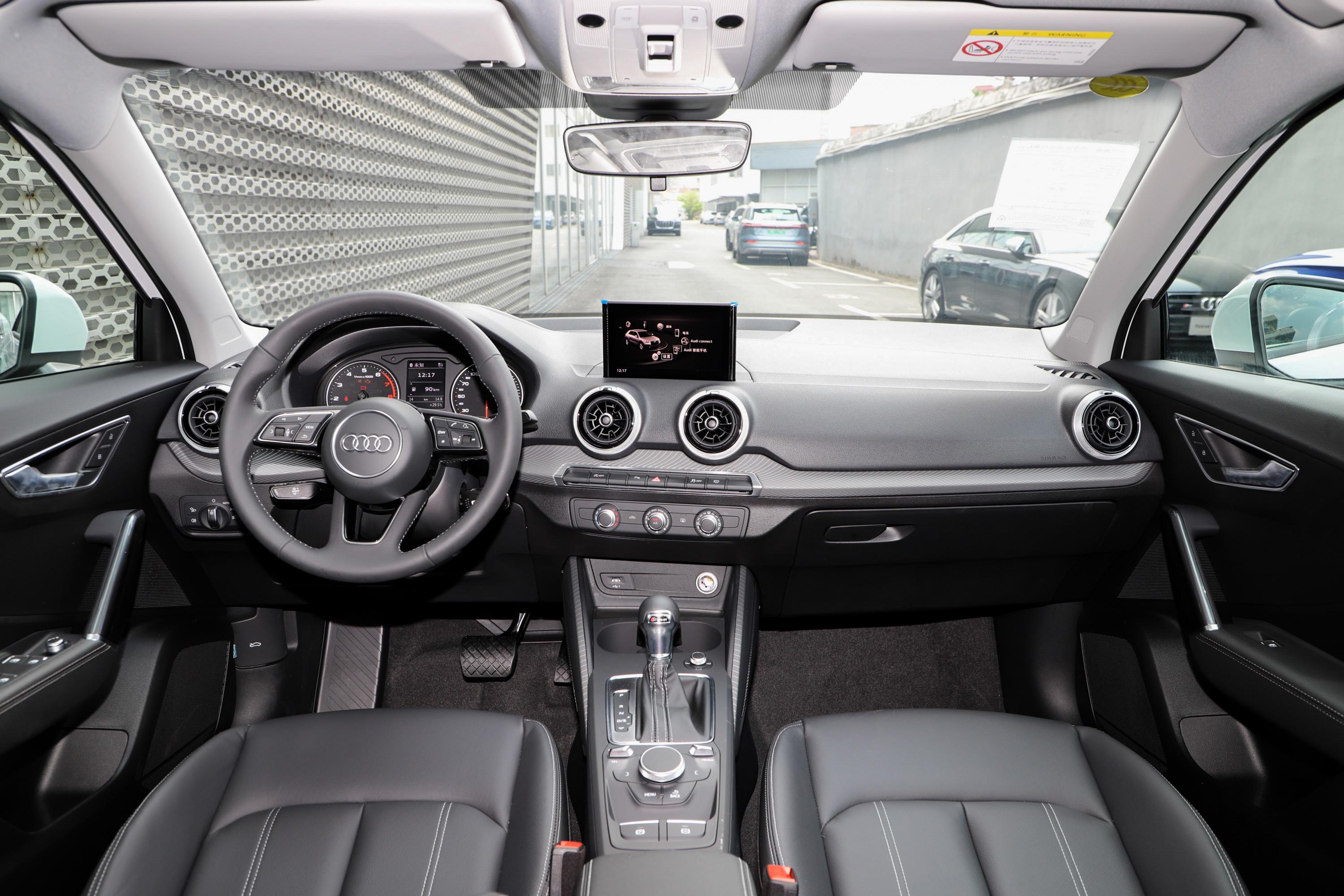 2022款 奥迪q2l 35 tfsi  进取致雅型内饰