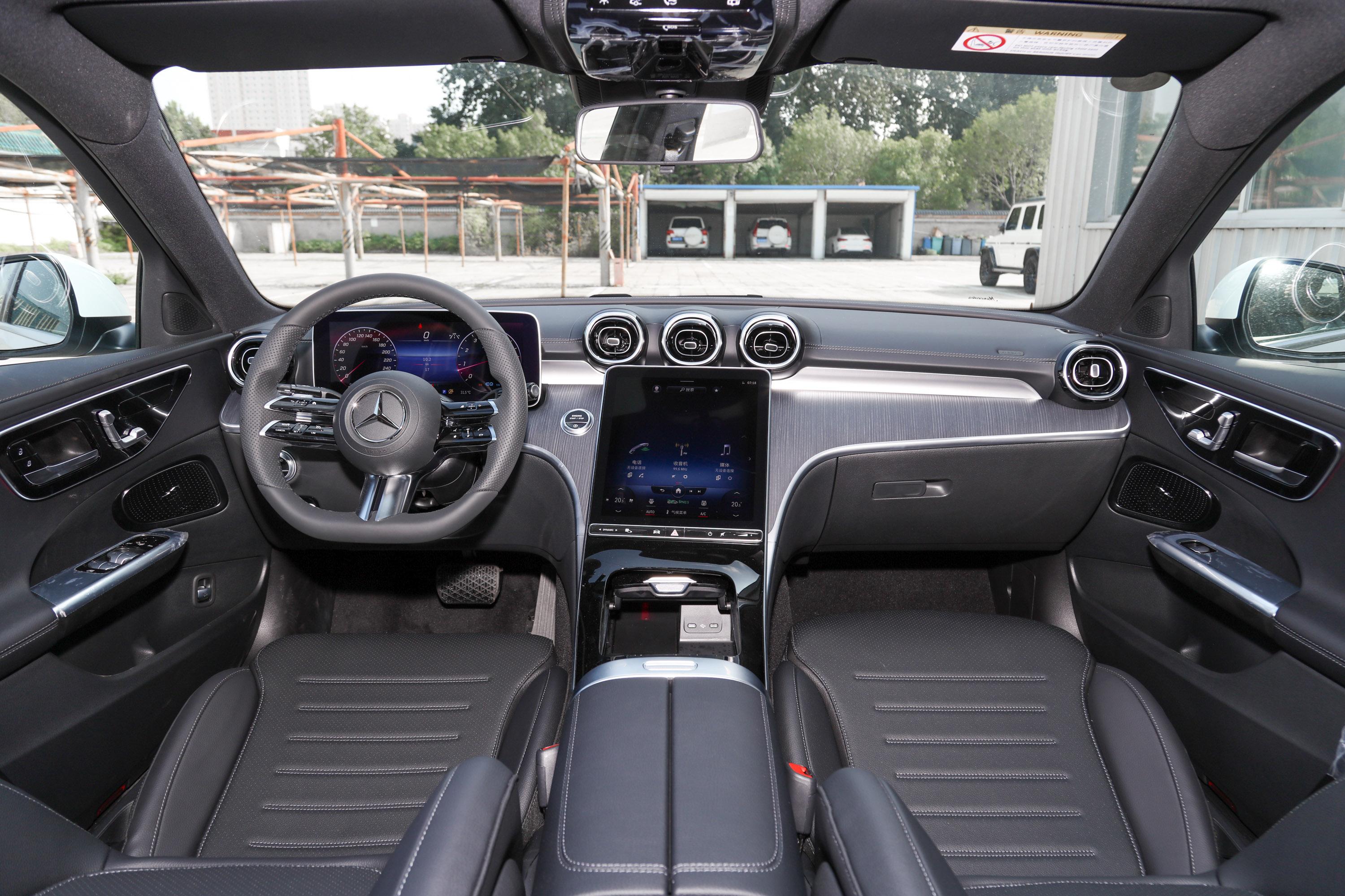 2022款 奔驰c级 c 200 l 运动版内饰