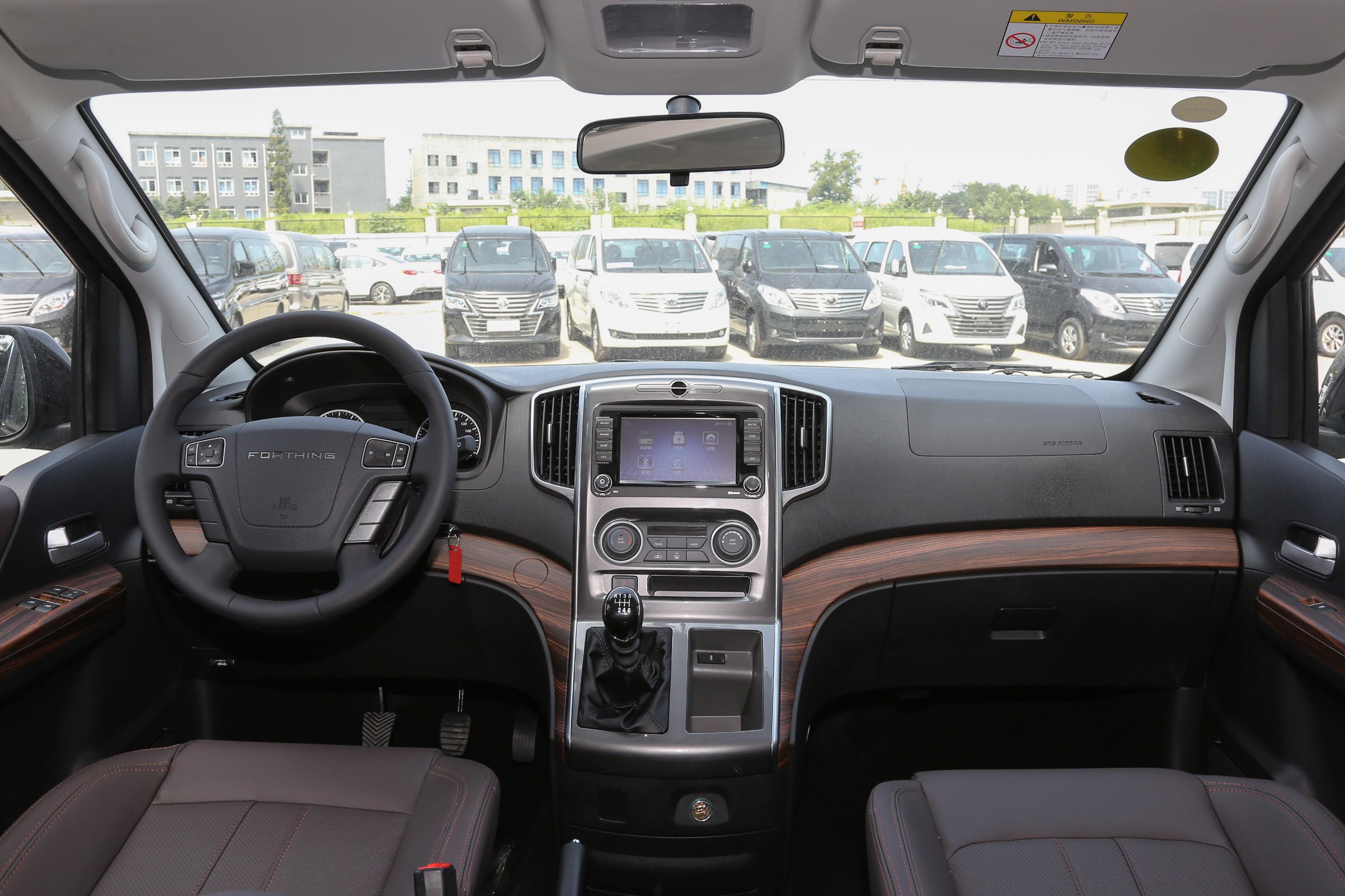 2021款 菱智plus 旅行版 2.0l 手动 豪华型 9座内饰