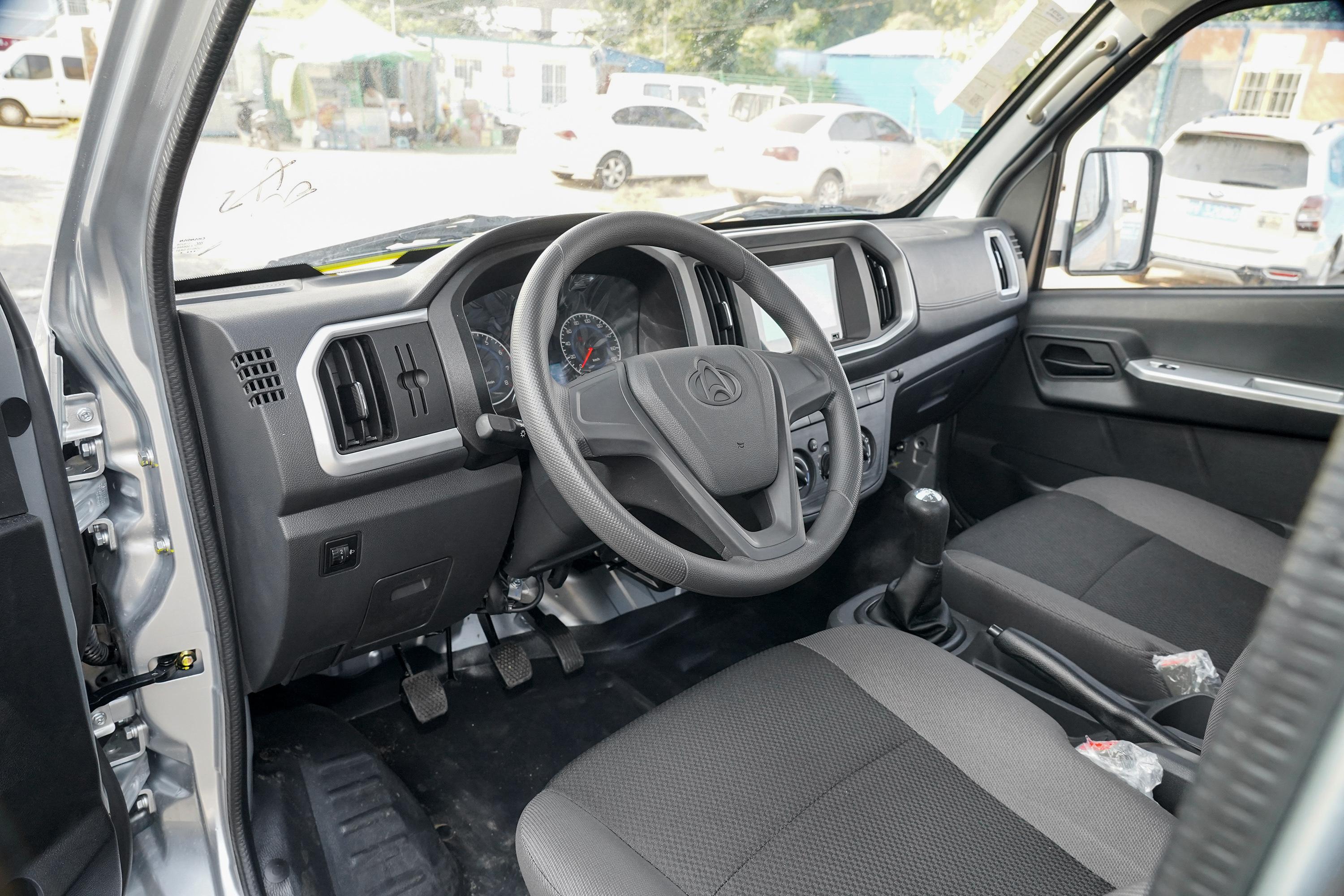 2021款 神骐t30 1.6l 手动 单排 3.6米标准车 豪华型内饰