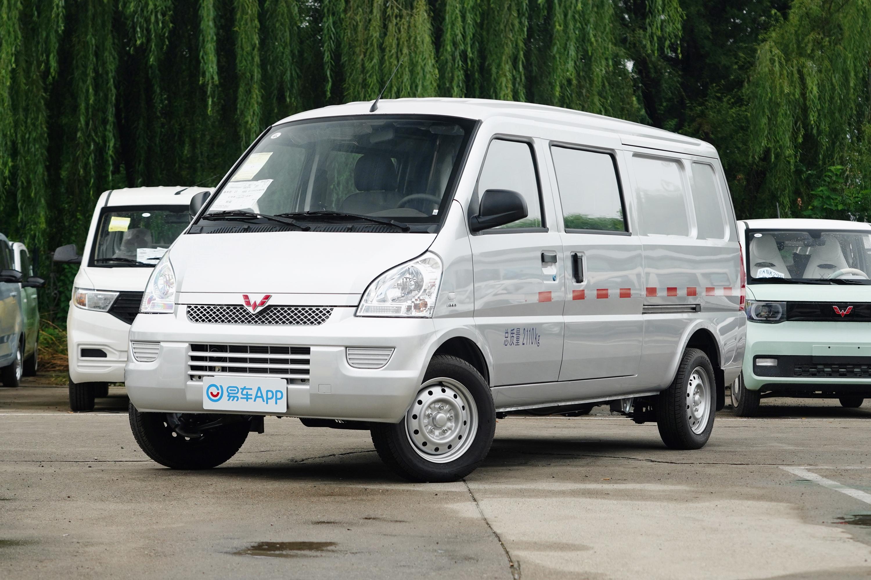 2021款五菱荣光15l手动加长标准型封窗车空调版5座国vi