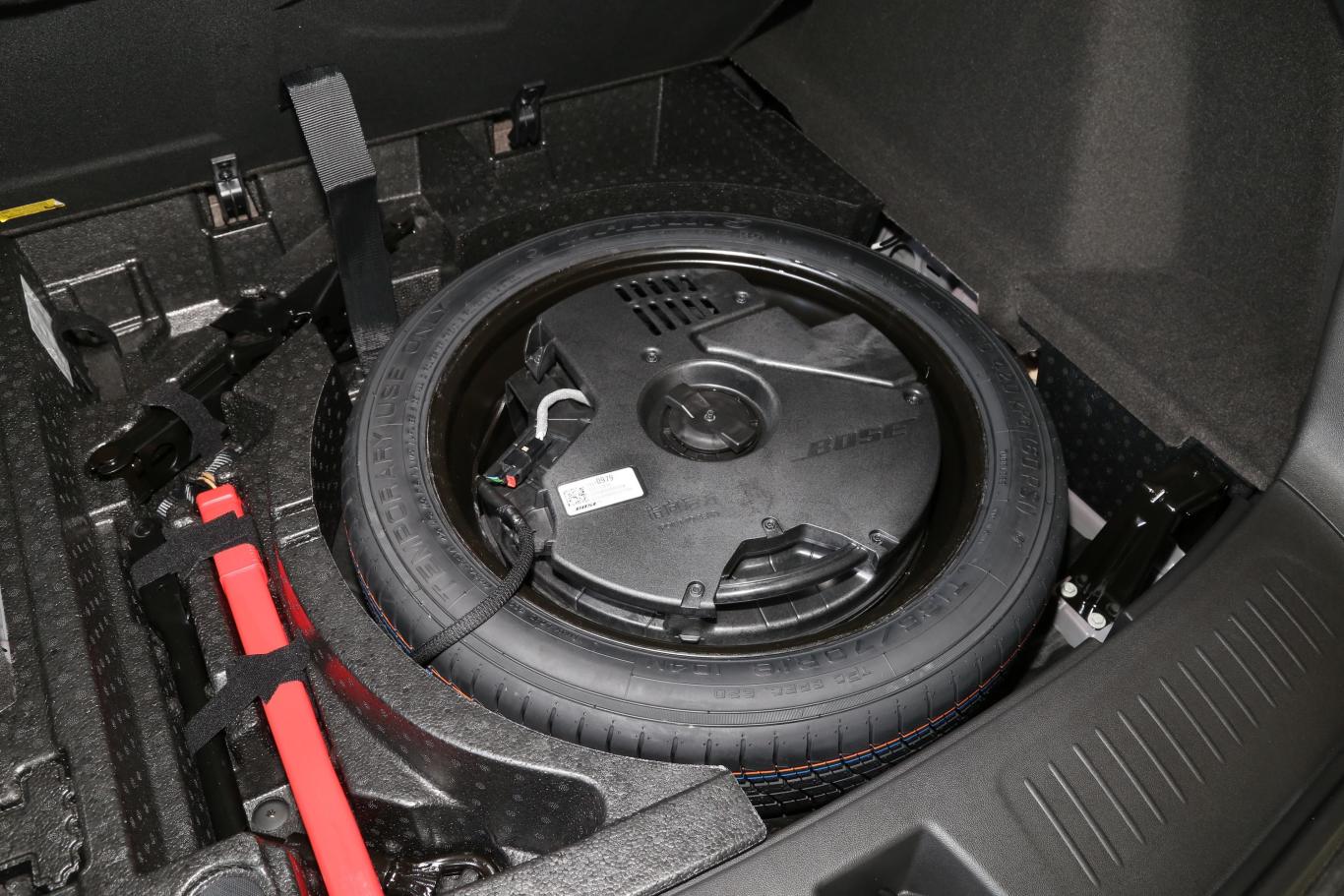 凯迪拉克xt5轻混 2.0t 两驱风尚型备胎