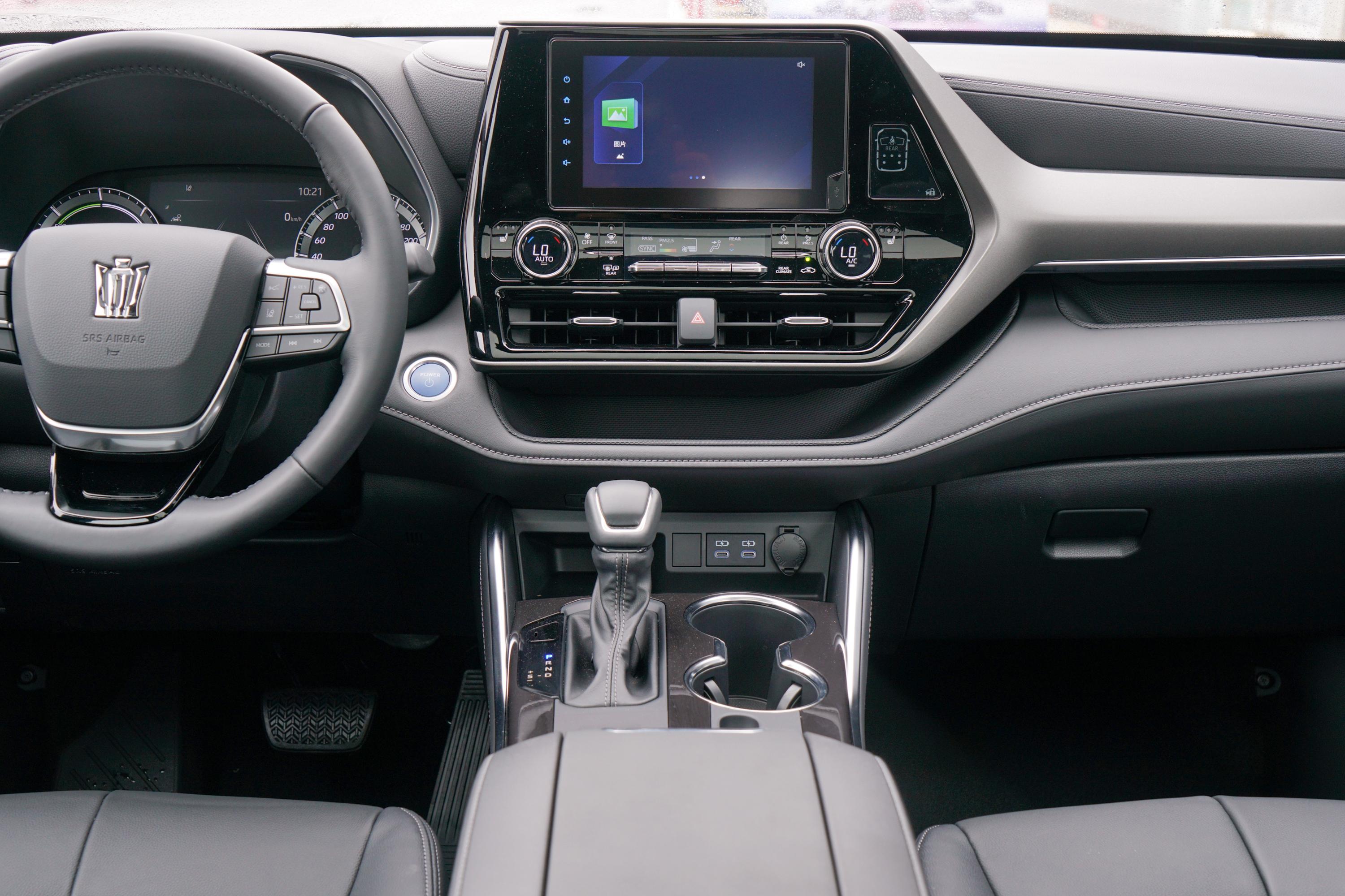 2021款 皇冠陆放 2.5l hev 四驱豪华版 7座内饰