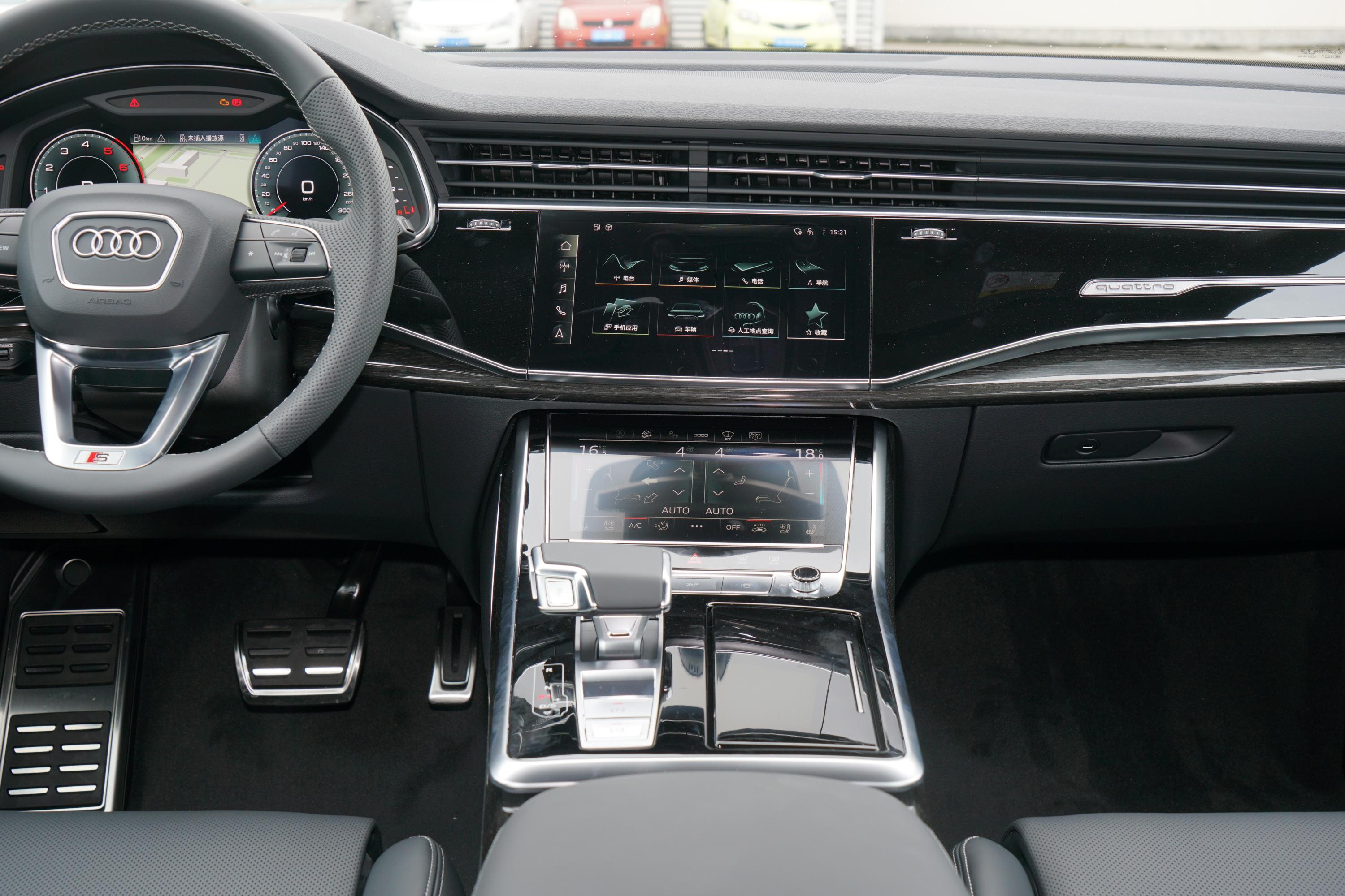 2022款 奥迪q8 55 tfsi quattro 臻选动感型内饰