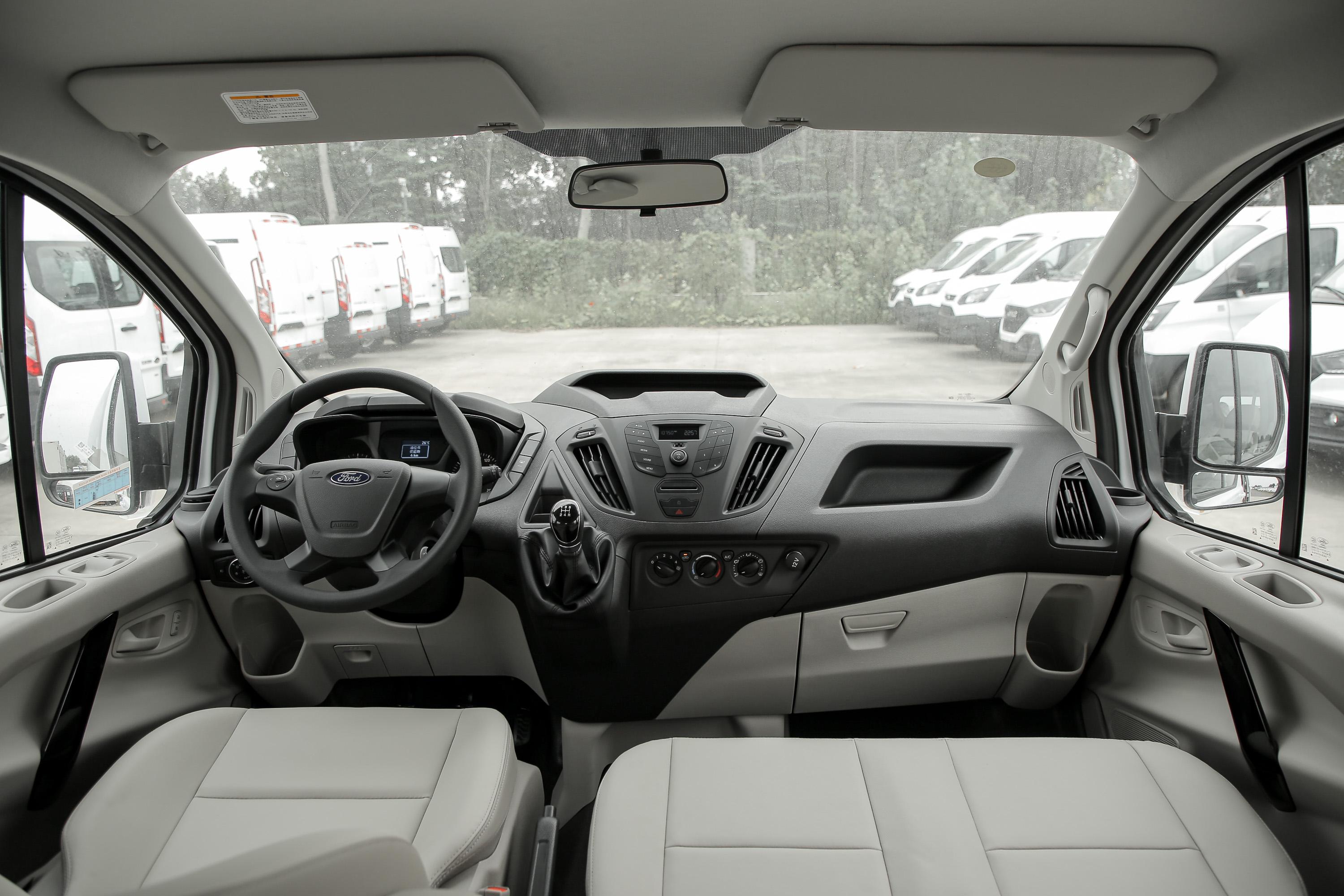 2019款 全顺 2.0t 手动 短轴低顶 商旅型 9座 柴油 国vi内饰