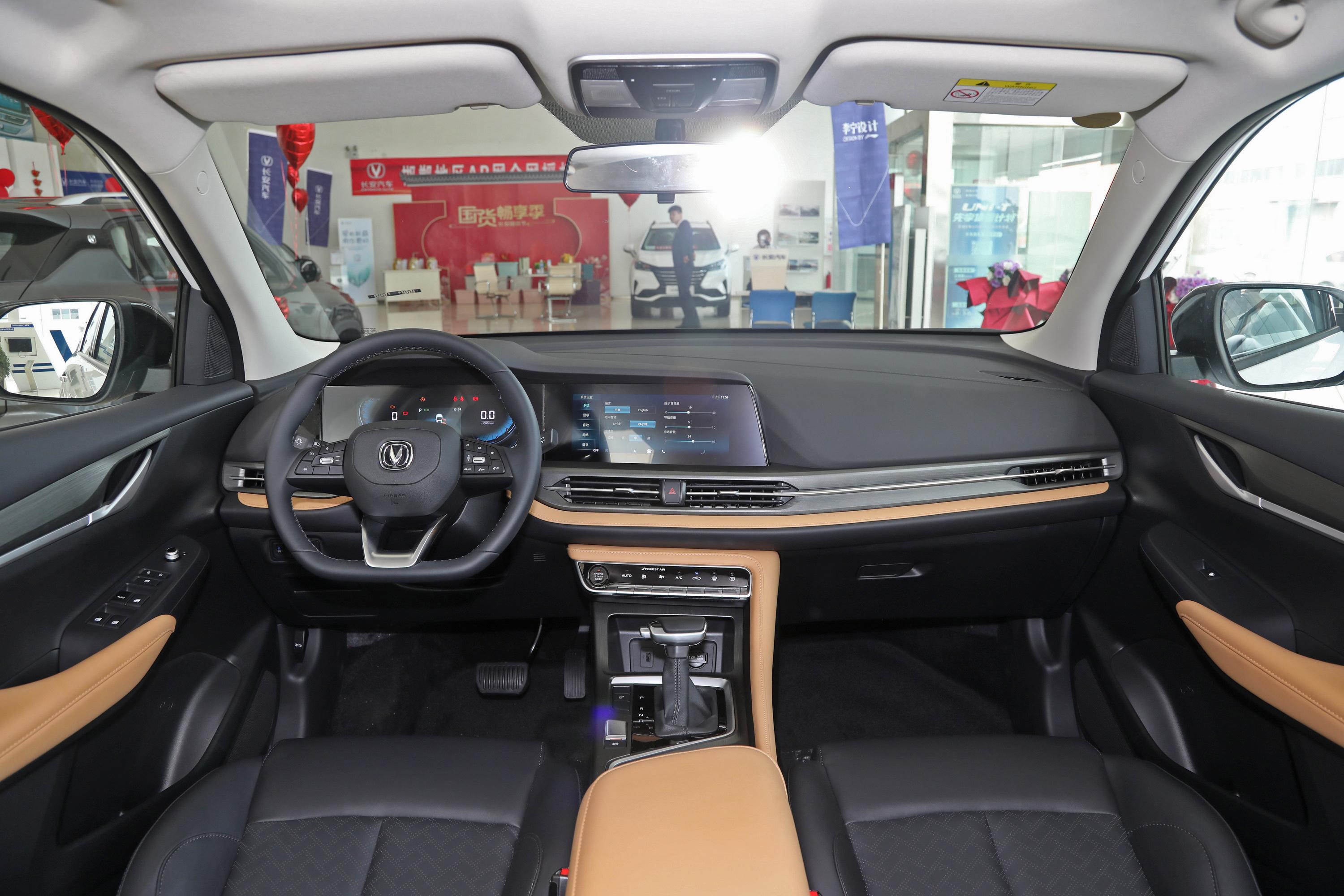 2022款 长安cs55plus 蓝鲸版 1.5t 双离合 豪华型内饰