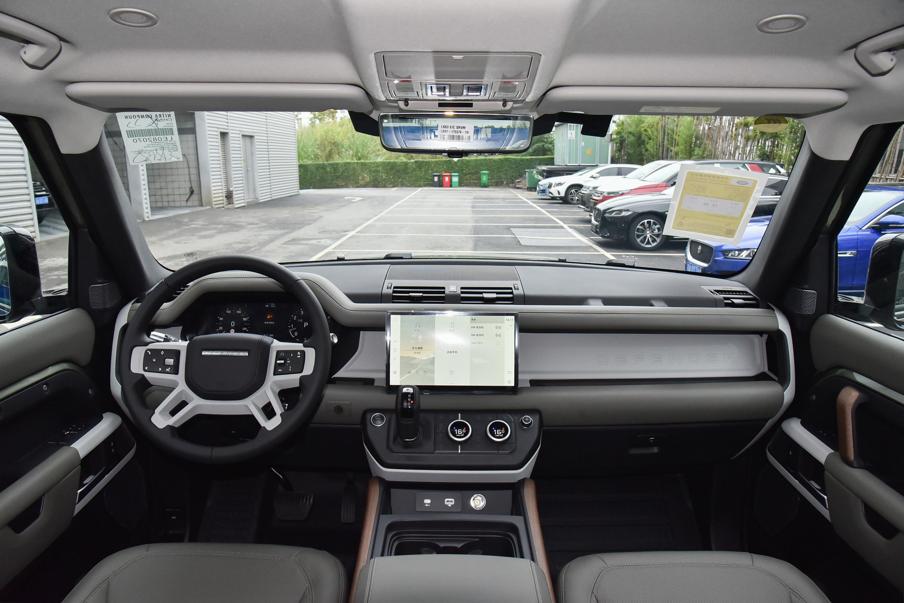 2022款 卫士 90 3.0t p400 暗黑特别版内饰