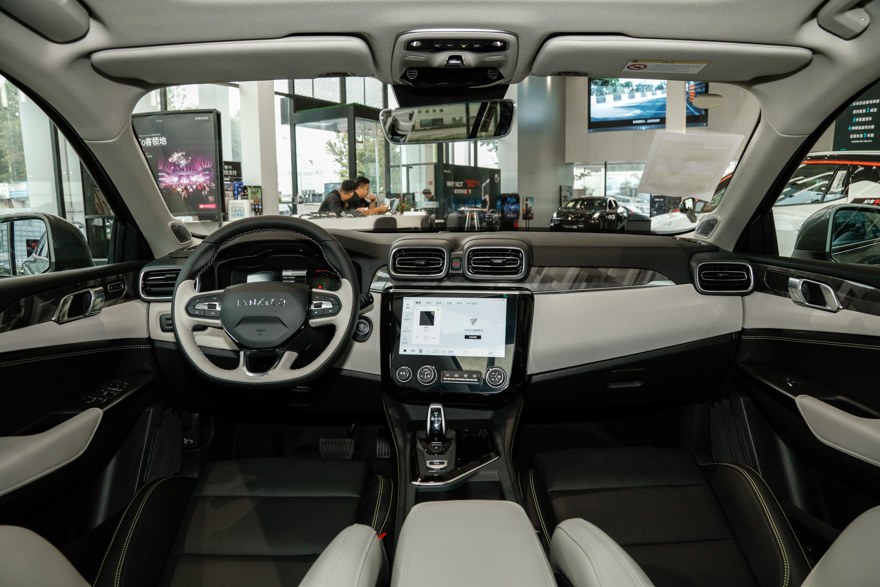 2022款 领克02 1.5t 双离合 耀pro内饰