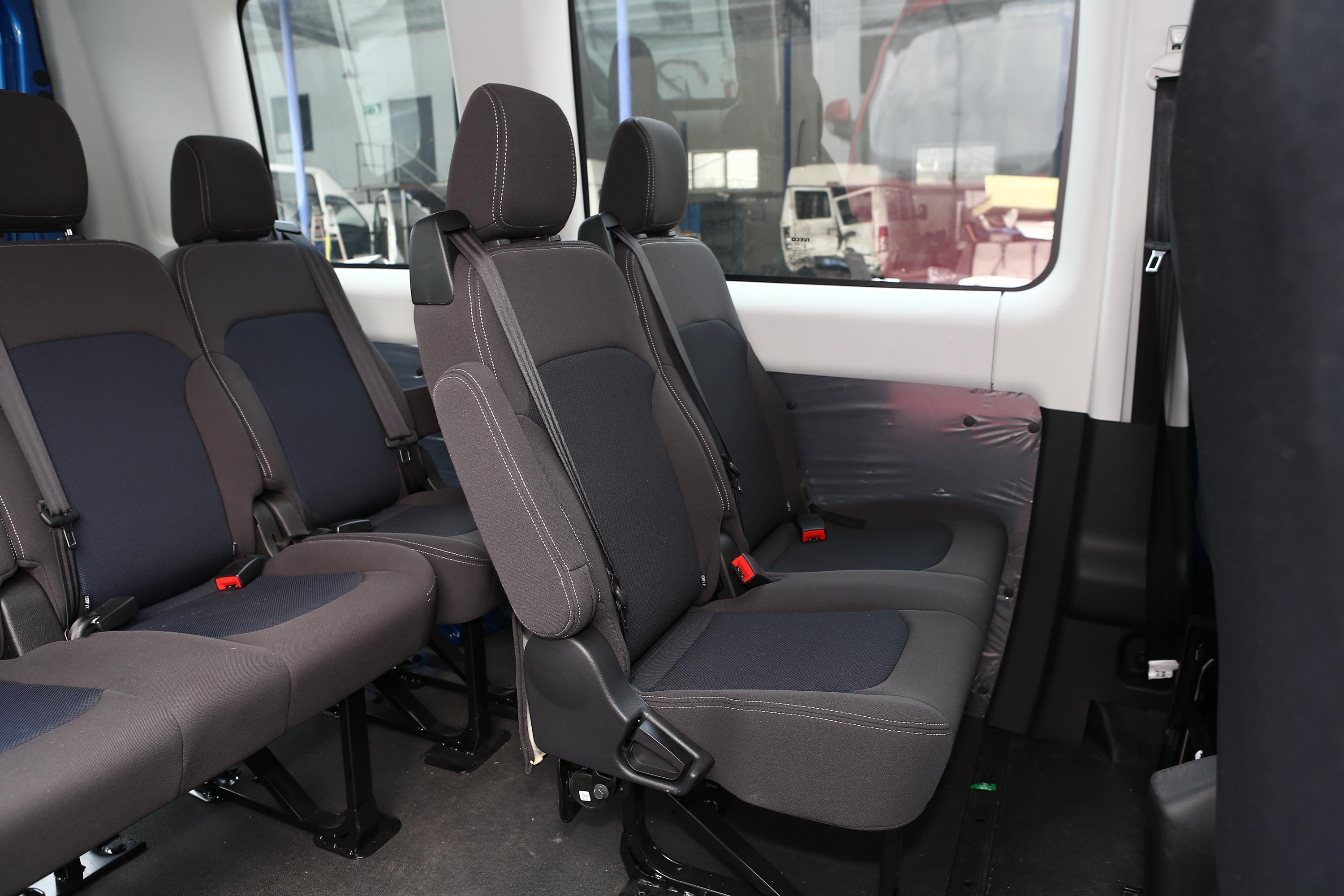 2021款依维柯欧胜超瑞系列30t自动短轴高顶侧拉门59座