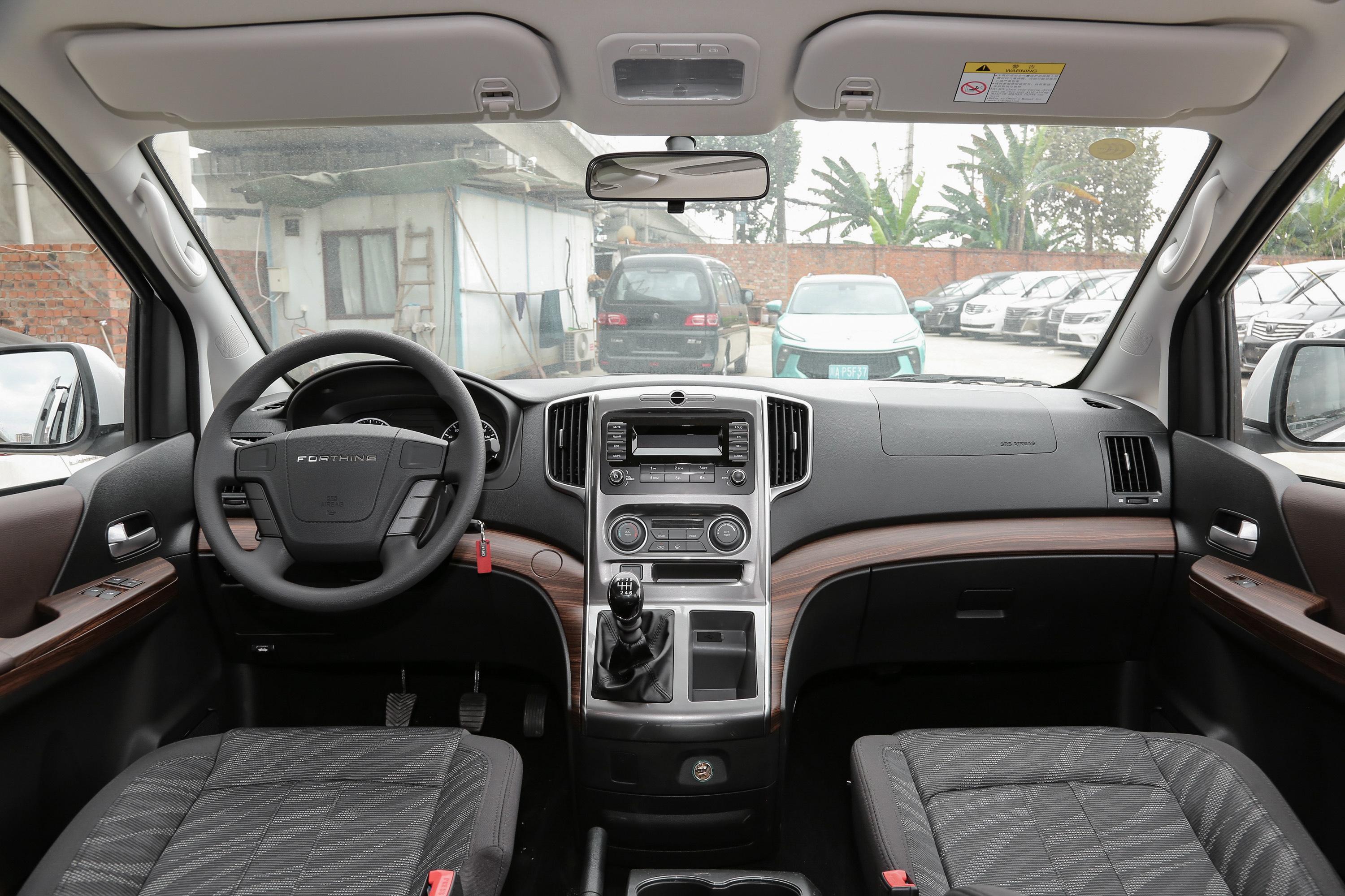 2021款 菱智plus 2.0l 手动 舒适型 9座 cng内饰