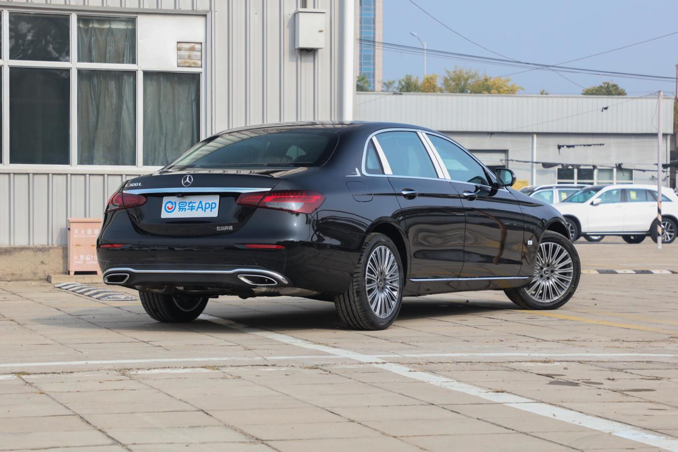 奔驰e级e 300 l 尊贵型侧后45度车头向右水平