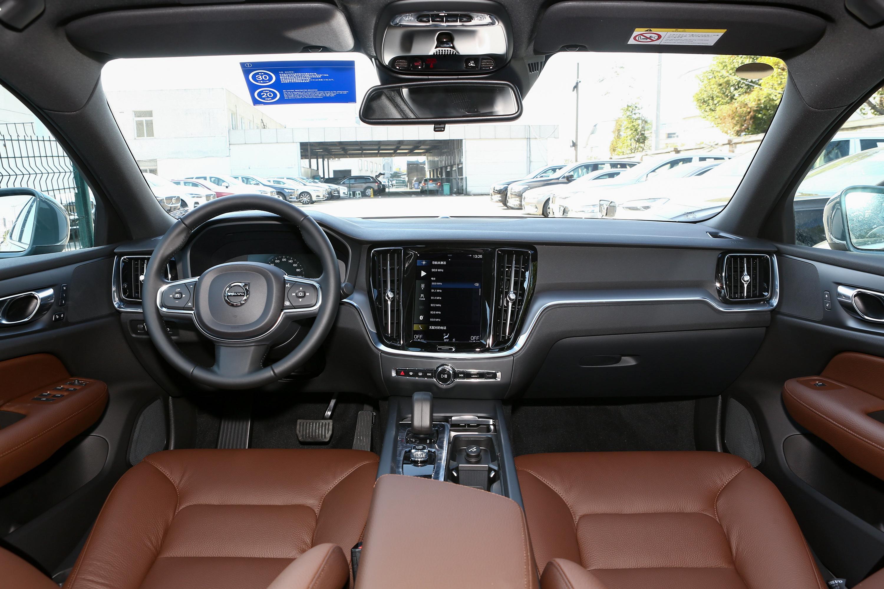 2022款 沃尔沃s60 b4 智逸豪华版内饰