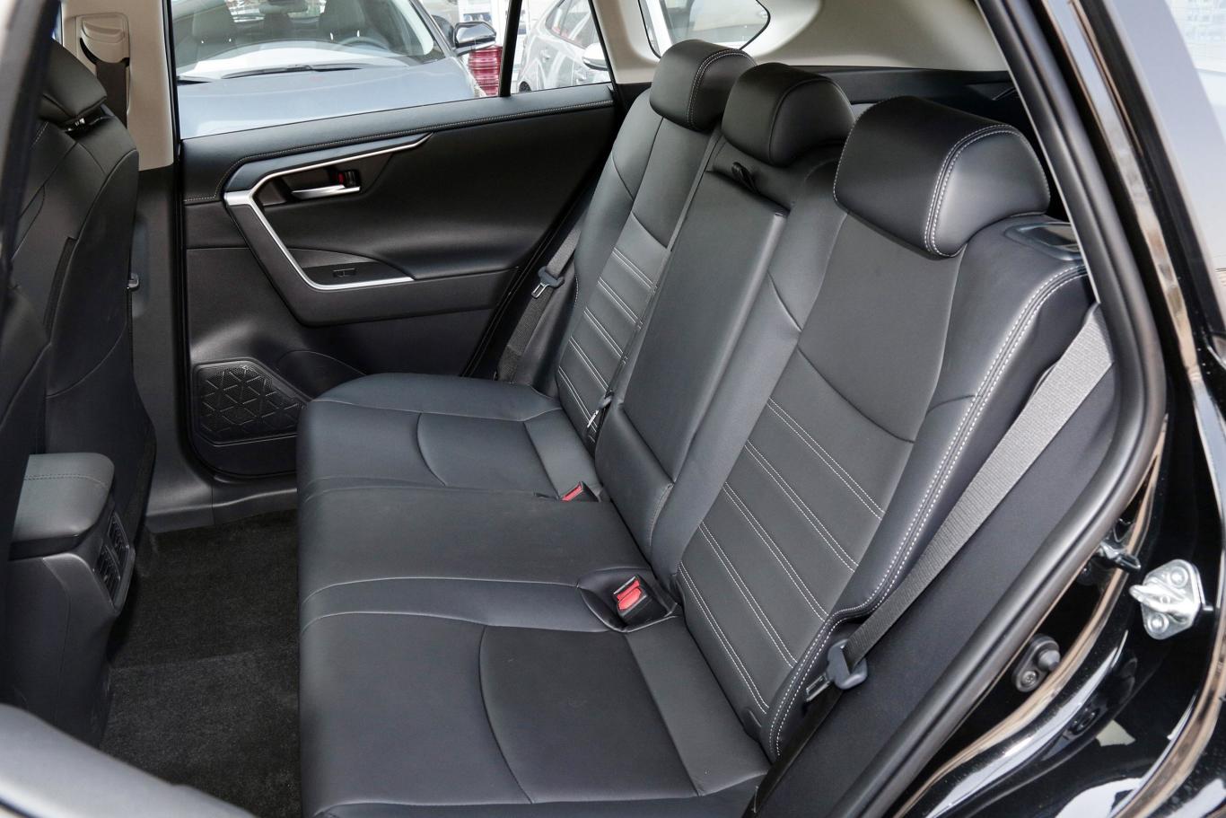 威兰达2.0l 两驱尊贵版后排座椅