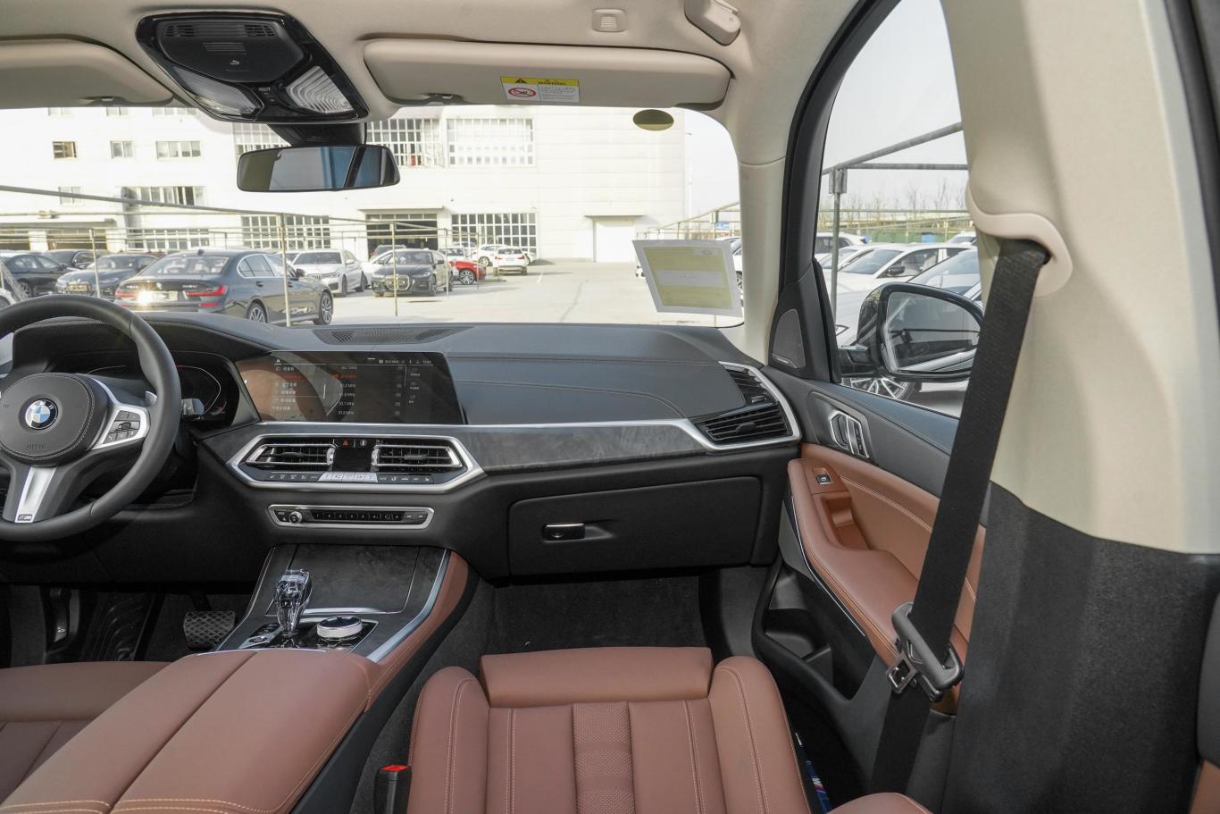 宝马x5(进口)xdrive40i m运动套装副驾驶位区域