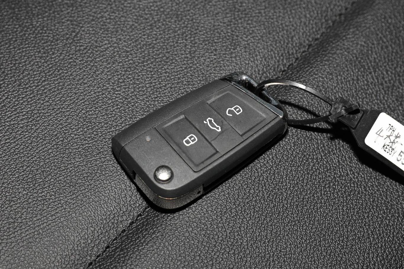 探岳330tsi 两驱豪华智联版钥匙正面