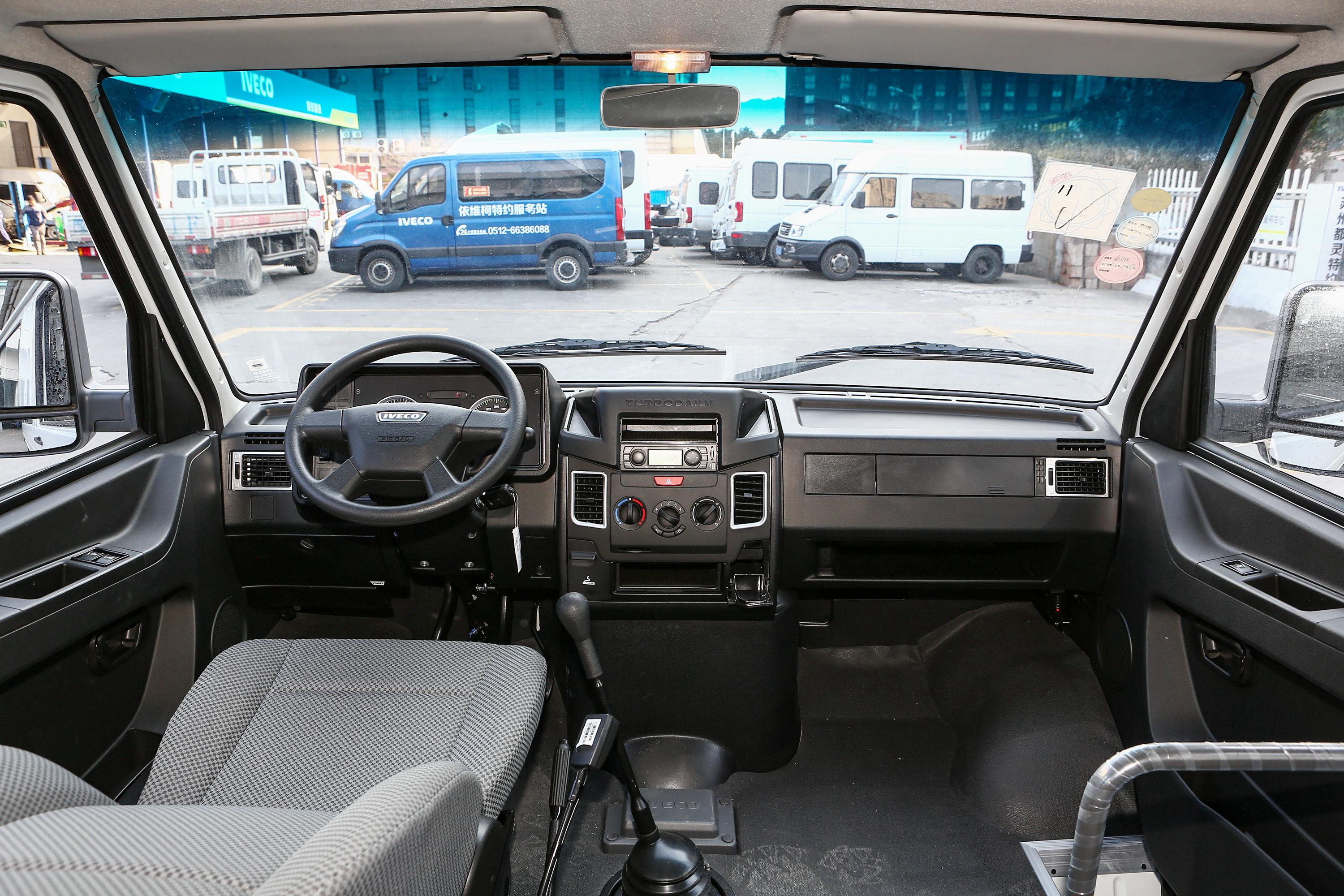 2021款依维柯得意客车a35m125t手动短轴低顶双胎手动门59座国vi