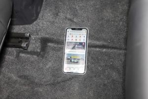 后排地板中间位置