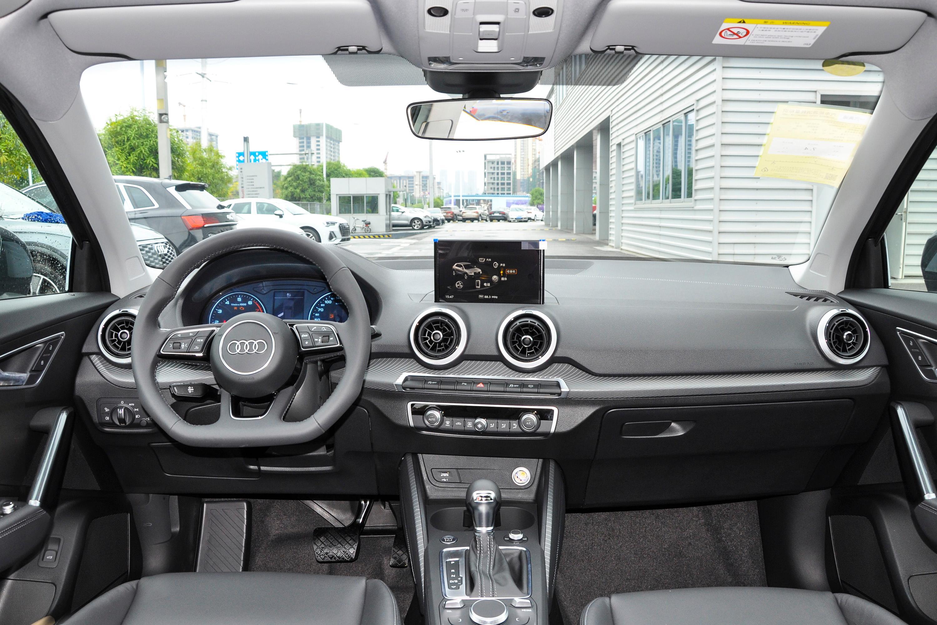 2022款 奥迪q2l 35 tfsi 时尚动感型内饰