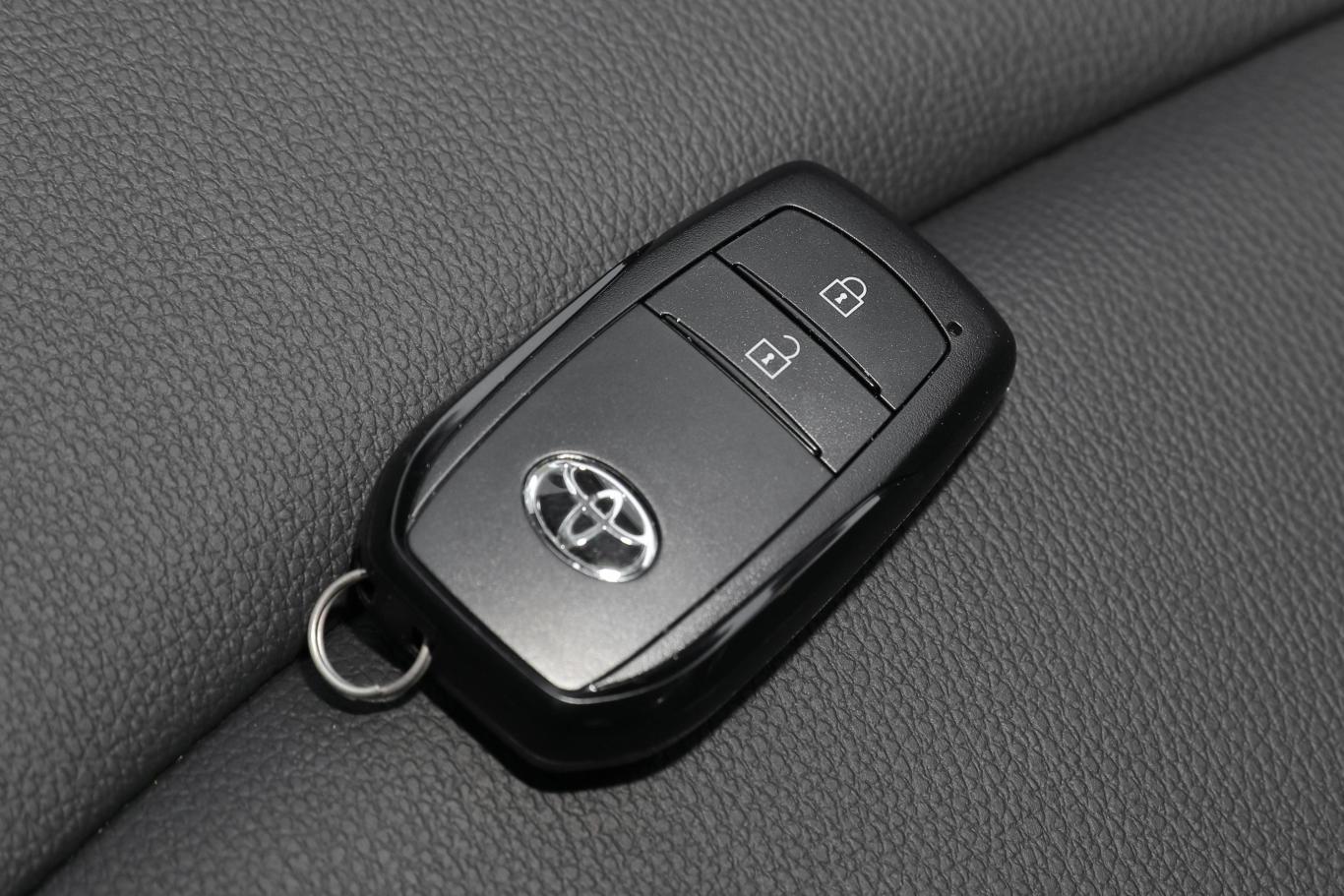 卡罗拉锐放2.0l cvt 尊享版钥匙正面