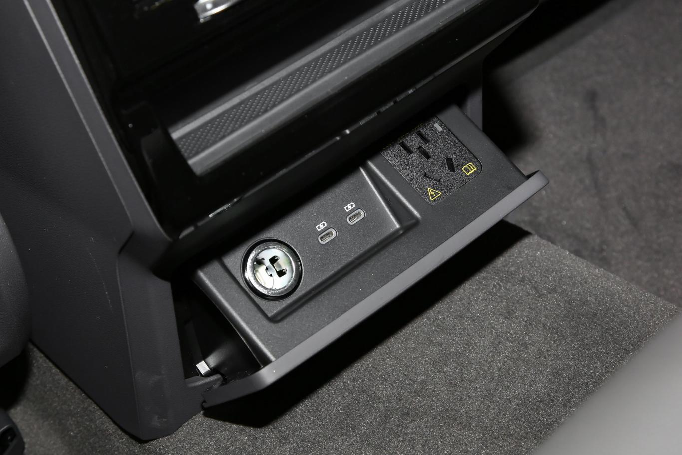 途锐3.0t 锐享版经典运动套装后排充电口